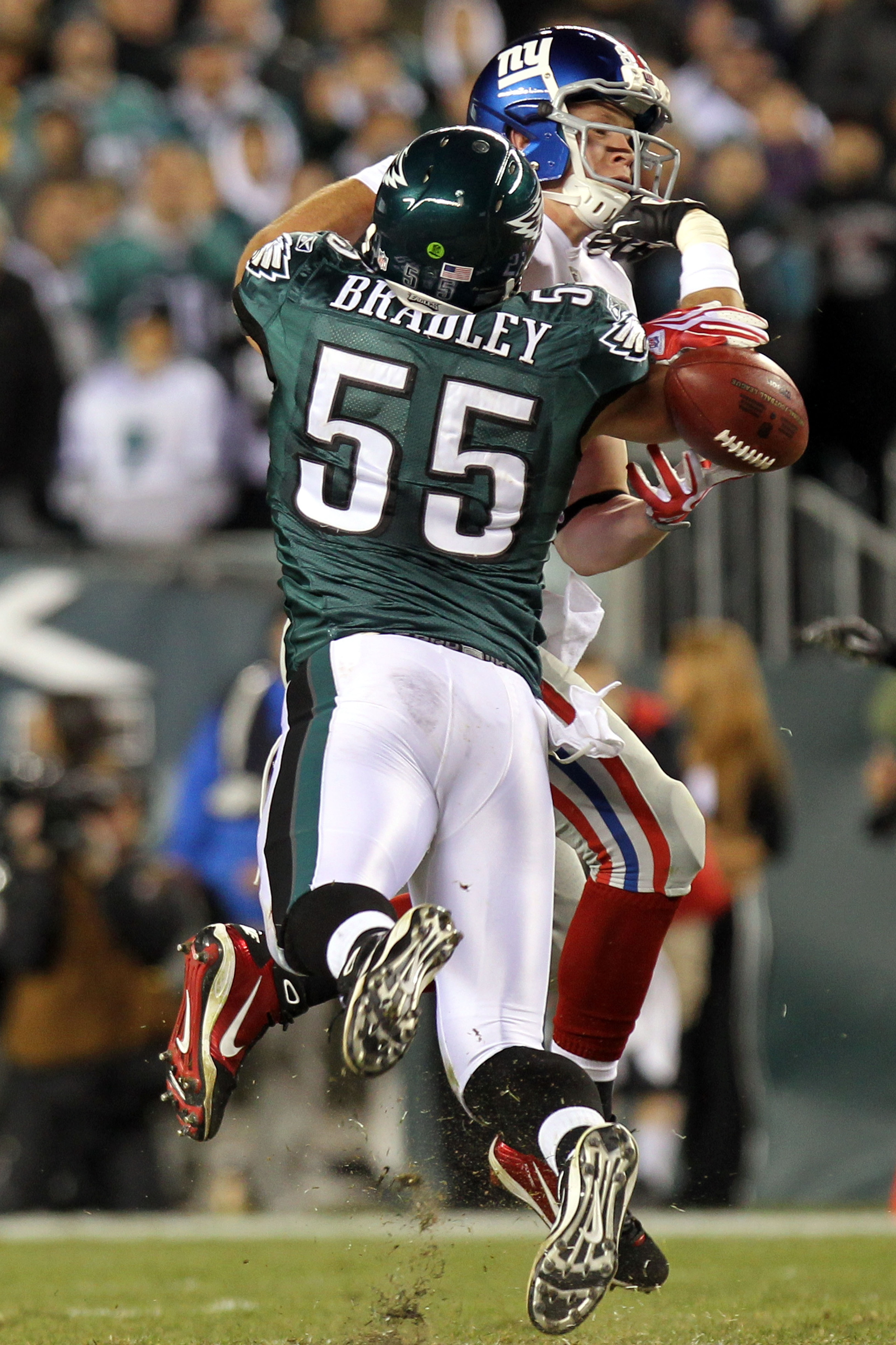 PHILADELPHIA - NOVEMBER 21:  Stewart Bradley #55 of the Philadelphia Eagles breaks up a pass intended for Kevin Boss #89 of the New York Giants at Lincoln Financial Field on November 21, 2010 in Philadelphia, Pennsylvania.  (Photo by Nick Laham/Getty Imag
