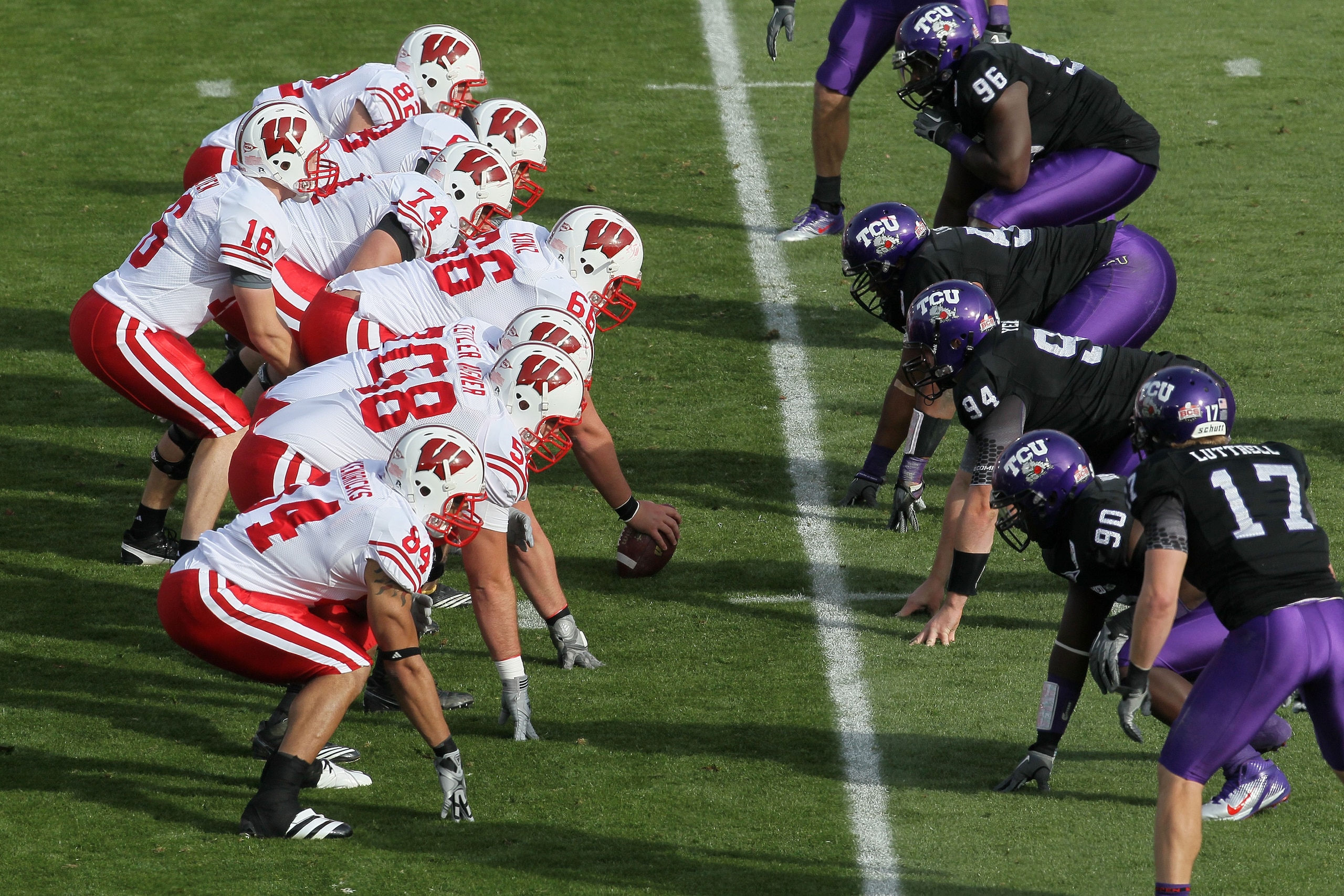 PASADENA, CA - JANUARY 01:  The Wisconsin Badgers line up against the TCU Horned Frogs during the 97th Rose Bowl game on January 1, 2011 in Pasadena, California.  (Photo by Stephen Dunn/Getty Images)