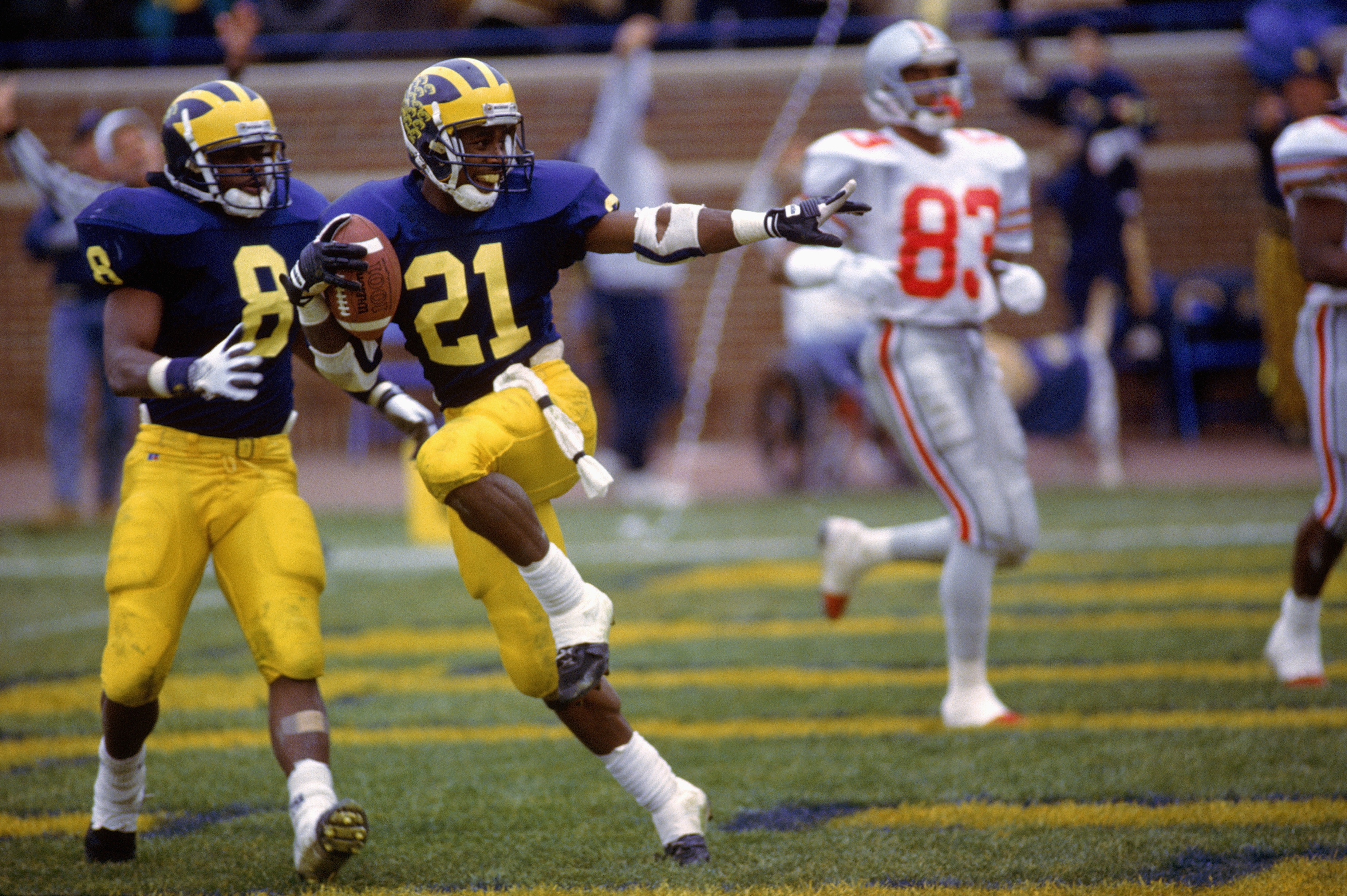 1991:  Desmond Howard #21 of the Michigan Wolverines runs makes the 'Heisman' pose right after making a 93 yard touchdown against Ohio State circa 1991 in Ann Arbor, Michigan.  Wolverines won 31 -3. (Photo by Getty Images)
