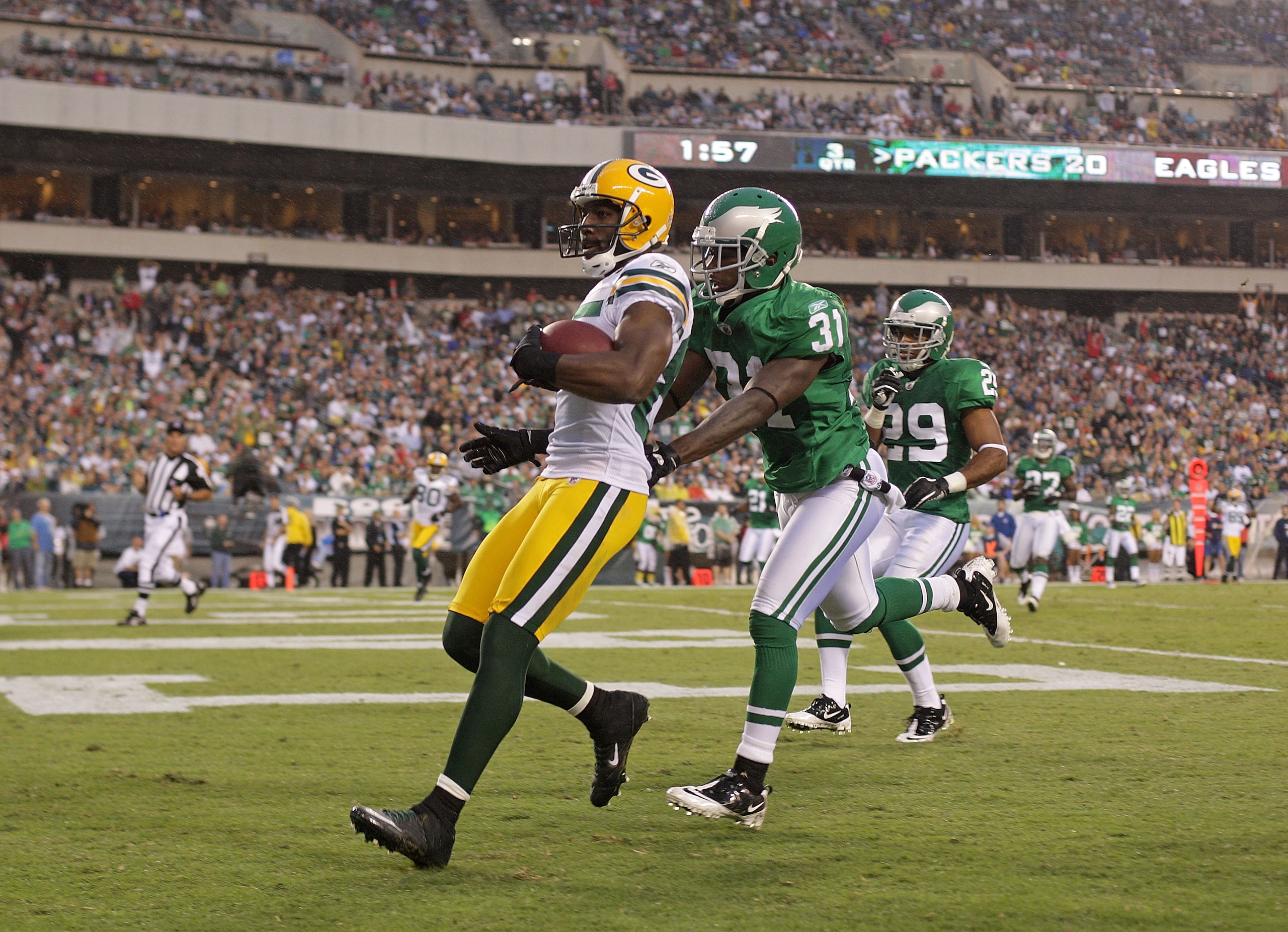 PHILADELPHIA - SEPTEMBER 12:  Greg Jennings #85 of the Green Bay Packers scores a touchdown in the second half of a game against the Philadelphia Eagles at Lincoln Financial Field on September 12, 2010 in Philadelphia, Pennsylvania.  (Photo by Mike Ehrman