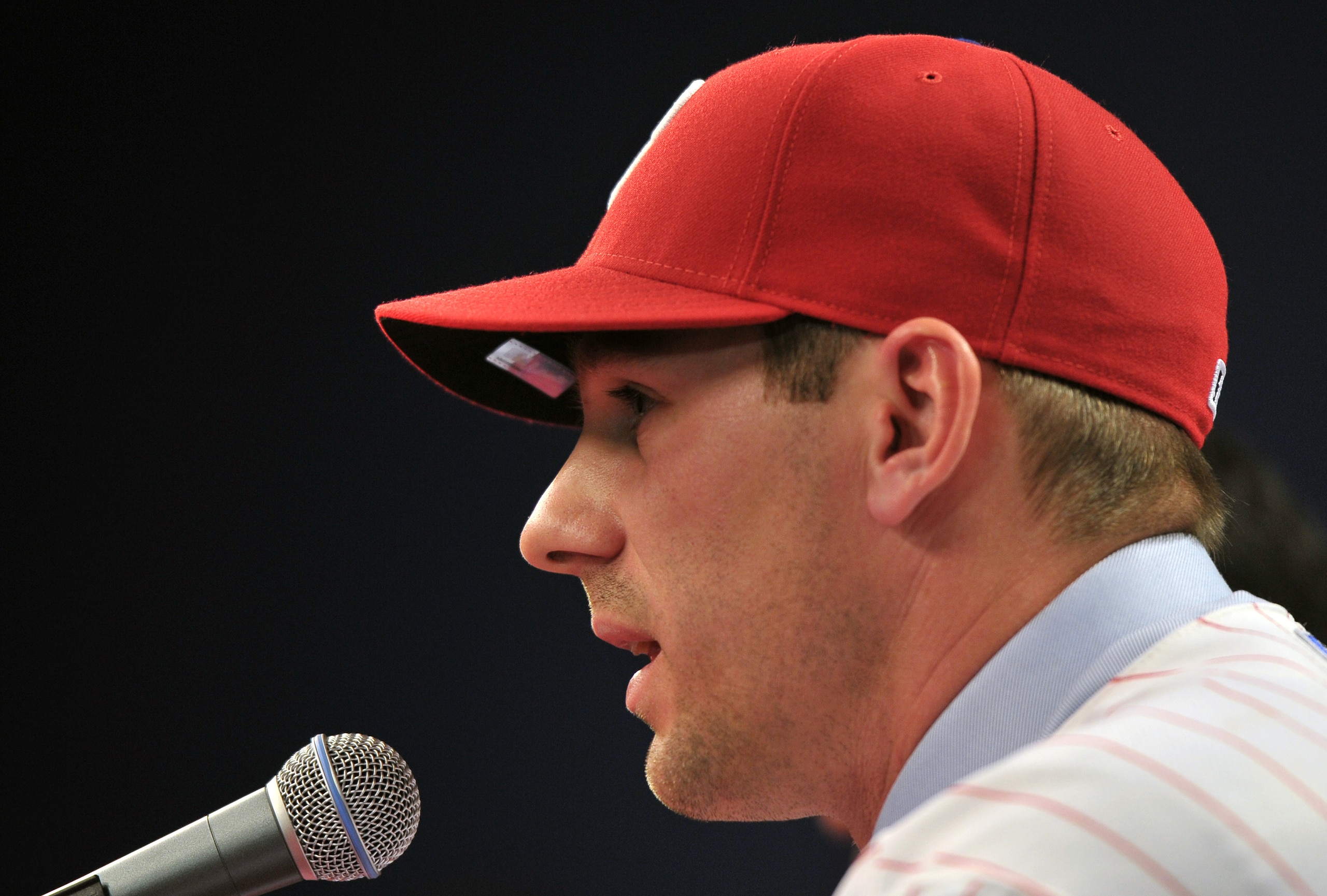 PHILADELPHIA - DECEMBER 15:  Pitcher Cliff Lee #33 of the Philadelphia Phillies is introduced to the media during a press conference at Citizens Bank Park on December 15, 2010 in Philadelphia, Pennsylvania. (Photo by Drew Hallowell/Getty Images)