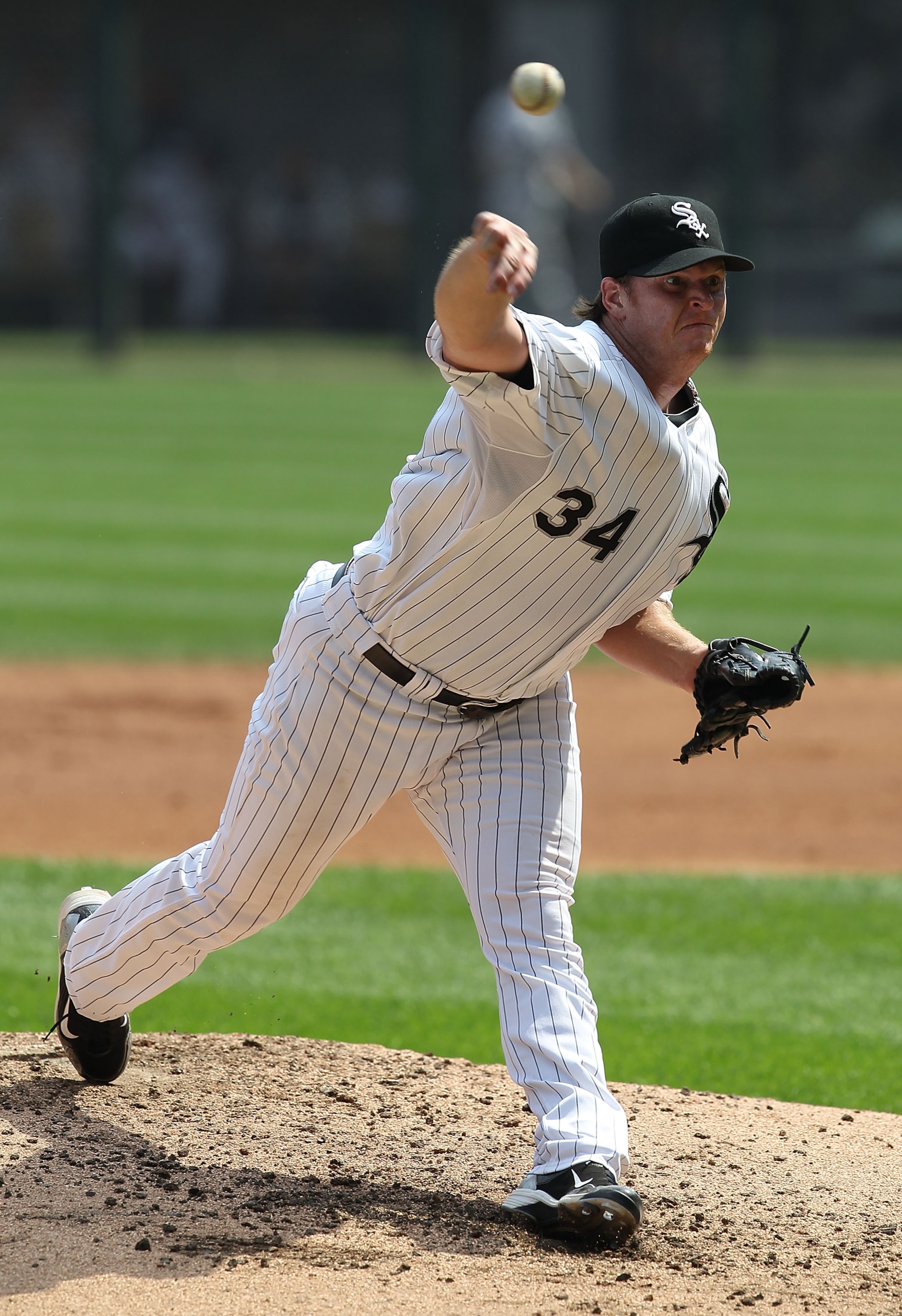 CHICAGO - AUGUST 29: Starting pitcher Gavin Floyd #34 of the Chicago White Sox delivers the ball against the New York Yankees at U.S. Cellular Field on August 29, 2010 in Chicago, Illinois. (Photo by Jonathan Daniel/Getty Images)