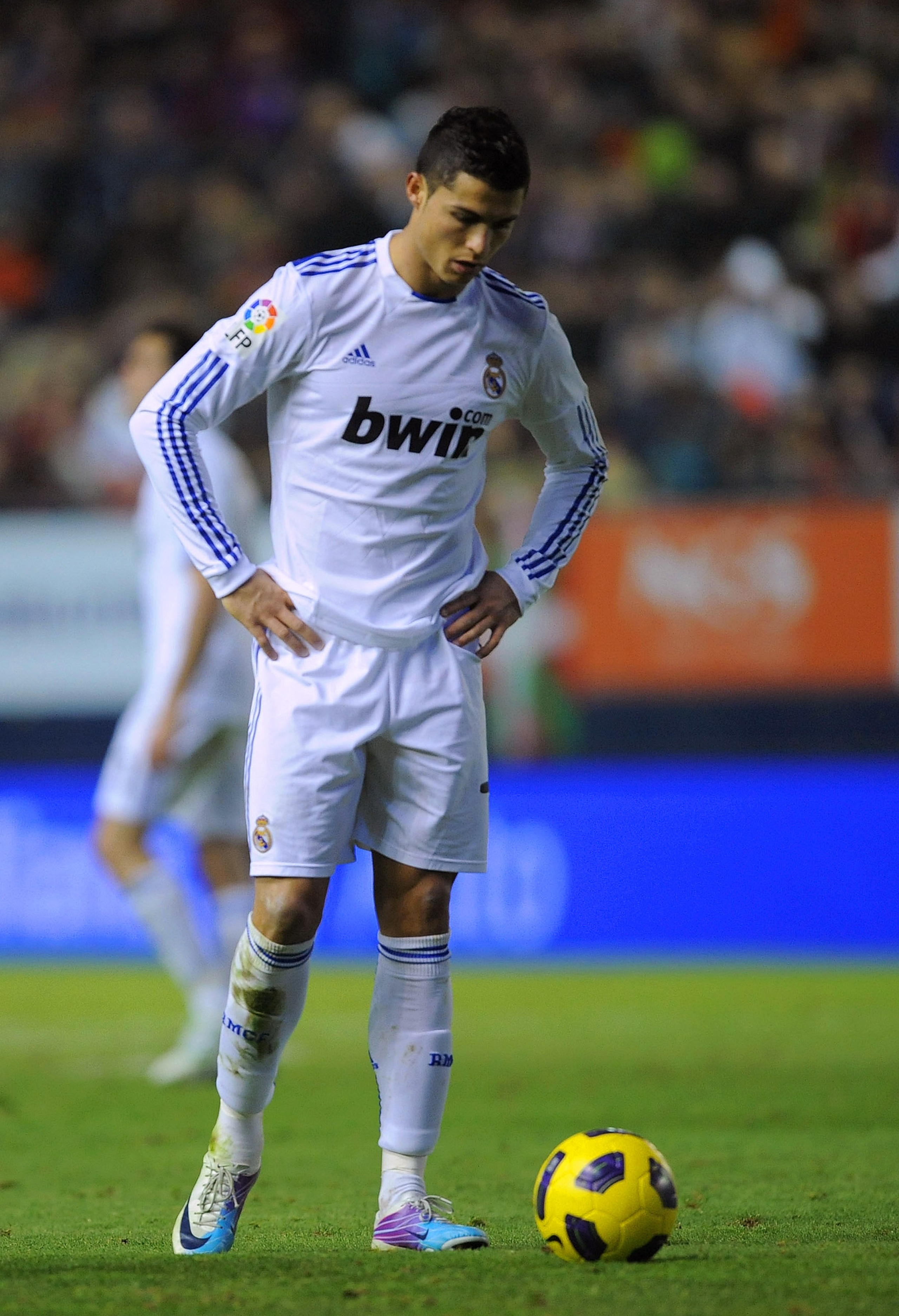 PAMPLONA, SPAIN - JANUARY 30: Cristiano Ronaldo of Real Madrid prepares himself before taking a free kick during the La Liga match between CA Osasuna and Real Madrid at Estadio Reyno de Navarra on January 30, 2011 in Pamplona, Spain. (Photo by Denis Doy PAMPLONA, SPAIN - JANUARY 30: Cristiano Ronaldo of Real Madrid prepares himself before taking a free kick during the La Liga match between CA Osasuna and Real Madrid at Estadio Reyno de Navarra on January 30, 2011 in Pamplona, Spain. (Photo by Denis Doy