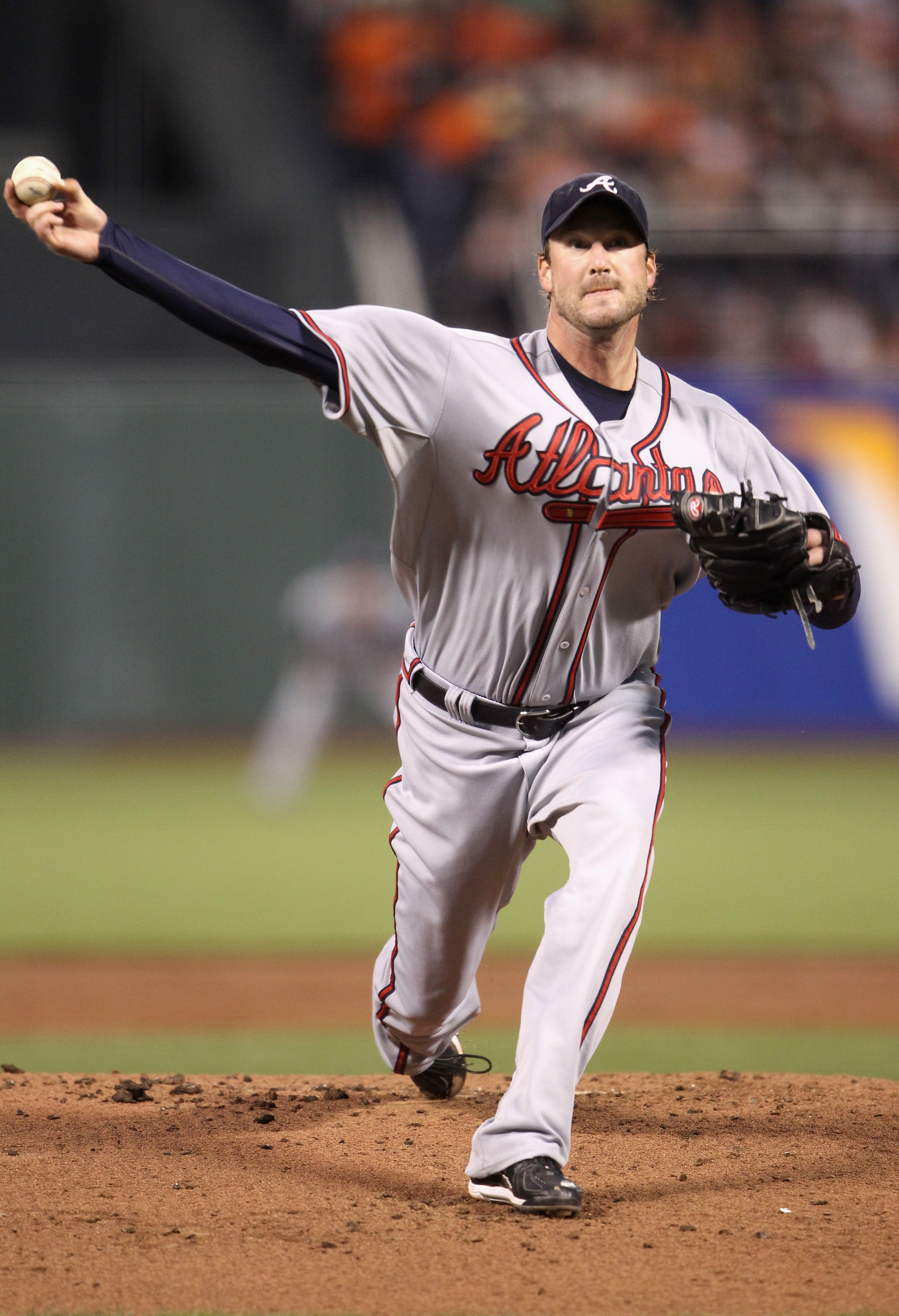 SAN FRANCISCO - OCTOBER 07:  Derek Lowe #32 of the Atlanta Braves pitches against the San Francisco Giants during game 1 of the NLDS at AT&T Park on October 7, 2010 in San Francisco, California.  (Photo by Ezra Shaw/Getty Images)