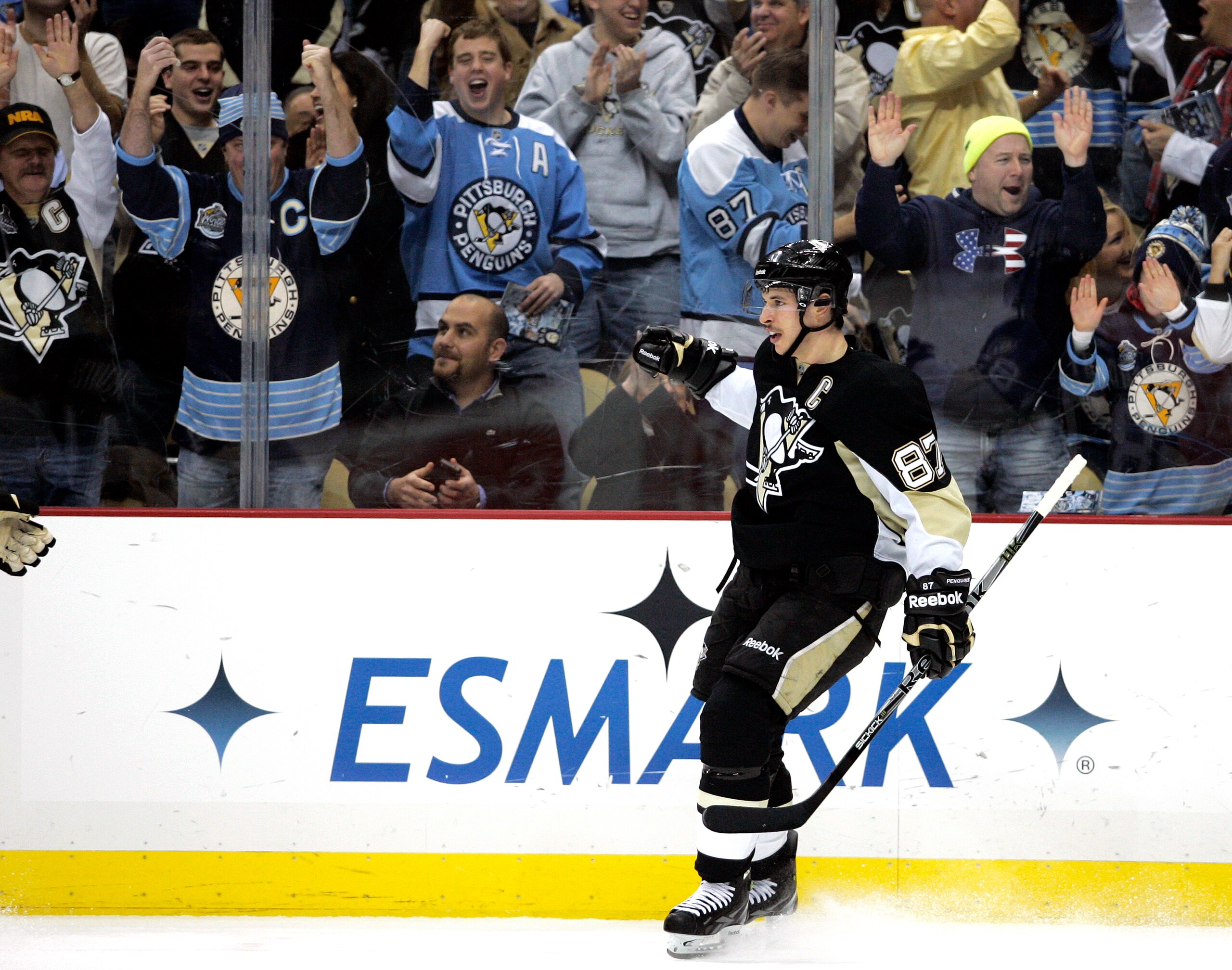 PITTSBURGH, PA - DECEMBER 28: Sidney Crosby #87 of the Pittsburgh Penguins celebrates his second goal of the game in the first period against the Atlanta Thrashers at Consol Energy Center on December 28, 2010 in Pittsburgh, Pennsylvania. (Photo by Justi PITTSBURGH, PA - DECEMBER 28: Sidney Crosby #87 of the Pittsburgh Penguins celebrates his second goal of the game in the first period against the Atlanta Thrashers at Consol Energy Center on December 28, 2010 in Pittsburgh, Pennsylvania. (Photo by Justi