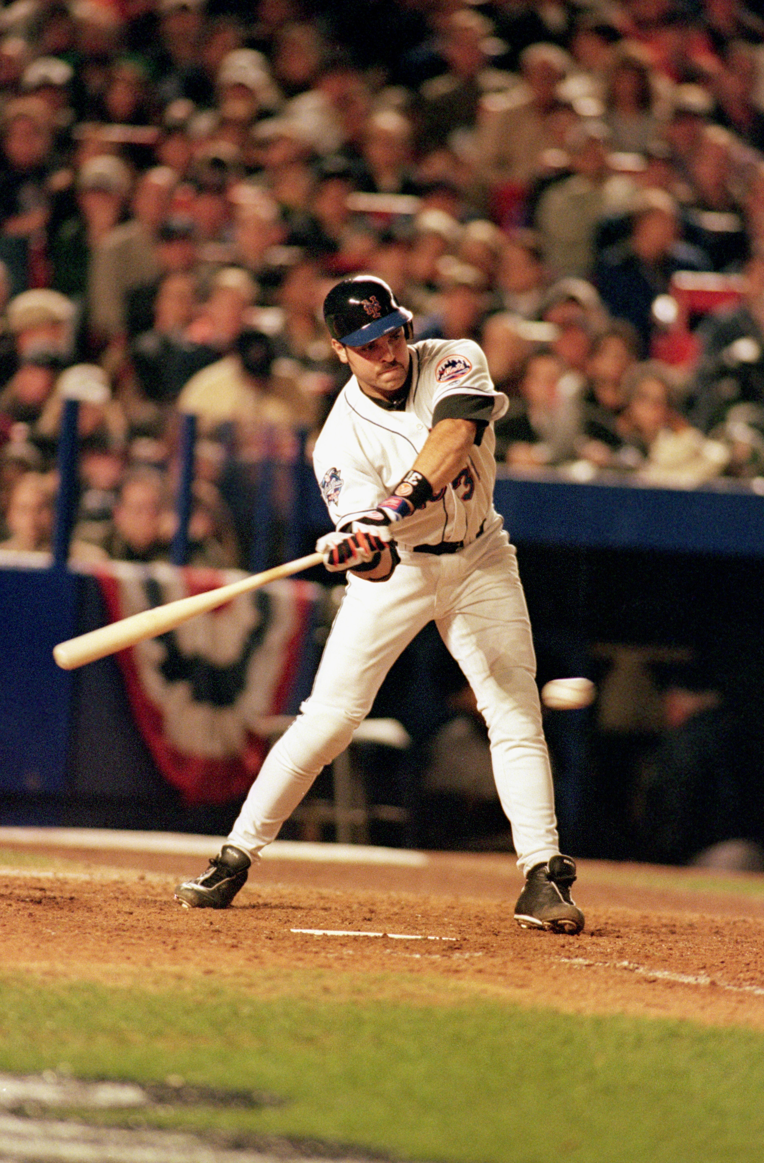 FLUSHING, NY - OCTOBER 24:  Mike Piazza #31 of the New York Mets swings at a New York Yankees pitch during game 3 of the World Series in Flushing, New York, on October 24, 2000. The Mets won 4-2.  (Photo by Al Bello/Getty Images)