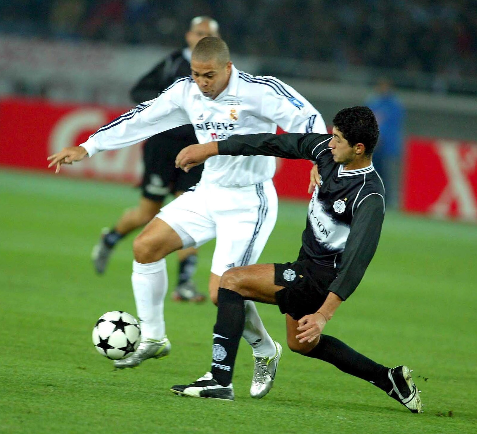 Brazilian Ronaldo Nazario Da Lima Controlling the Ball Editorial Image -  Image of attacking, field: 112734200