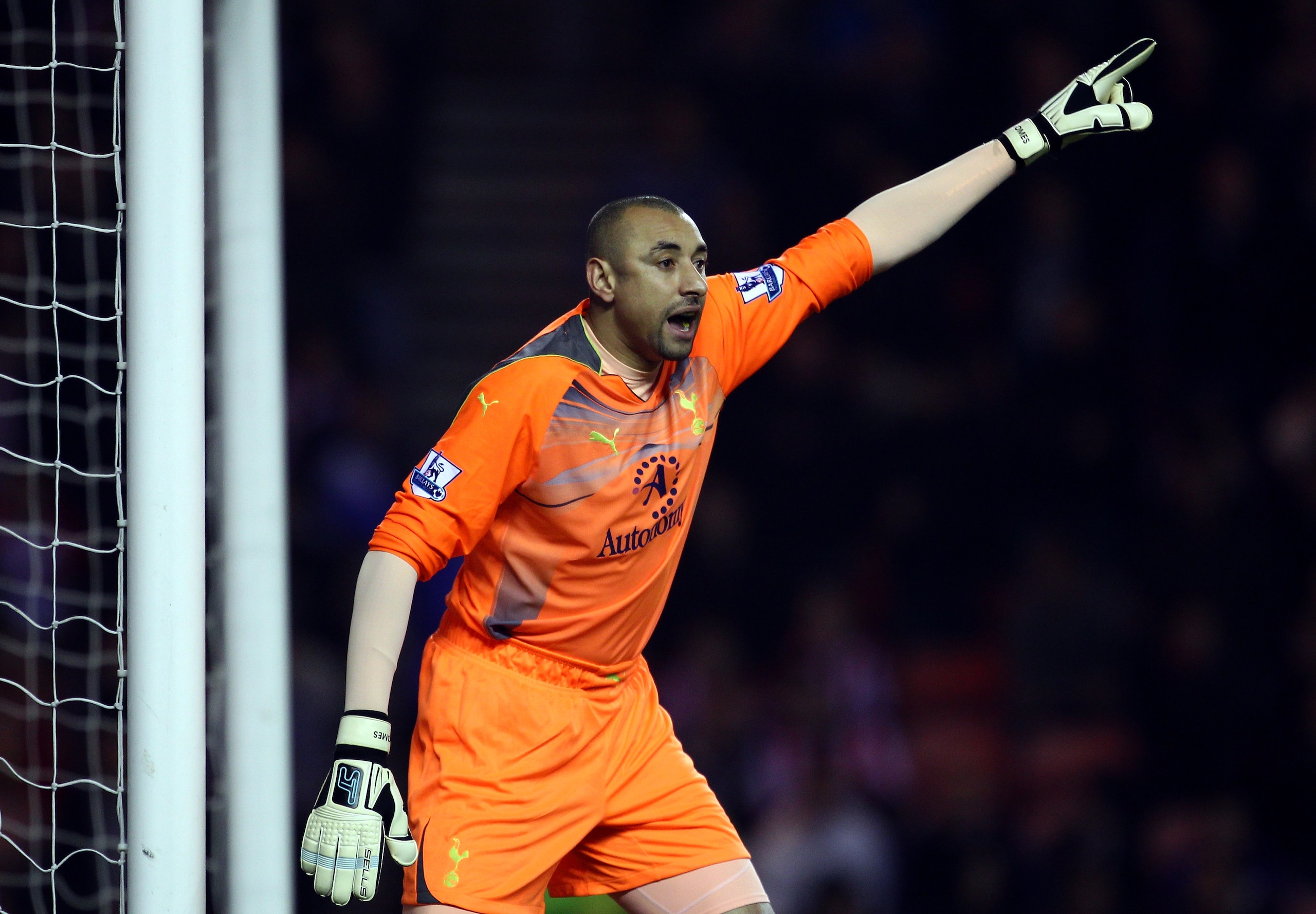 SUNDERLAND, ENGLAND - FEBRUARY 12:  Goalkeeper Heurelho Gomes of Spurs gives instructions during the Barclays Premier League match between Sunderland and Tottenham Hotspur at the Stadium of Light on February 12, 2011 in Sunderland, England.  (Photo by Jul