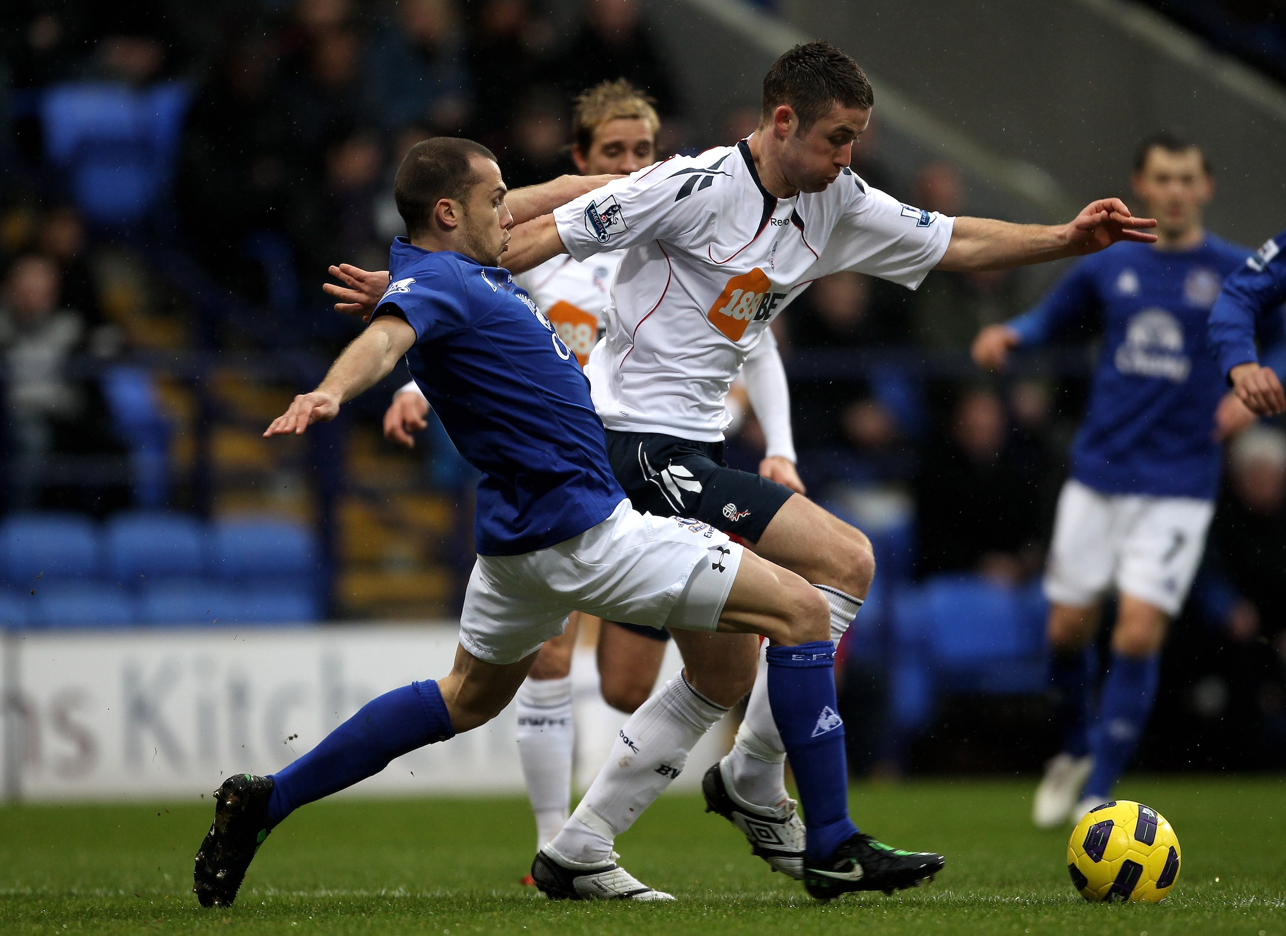 BOLTON, ENGLAND - FEBRUARY 13: John Heitinga of Everton battles for the ball with Gary Cahill of Bolton Wanderers during the Barclays Premier League match between Bolton Wanderers and Everton at the Reebok Stadium on February 13, 2011 in Bolton, England. BOLTON, ENGLAND - FEBRUARY 13: John Heitinga of Everton battles for the ball with Gary Cahill of Bolton Wanderers during the Barclays Premier League match between Bolton Wanderers and Everton at the Reebok Stadium on February 13, 2011 in Bolton, England.