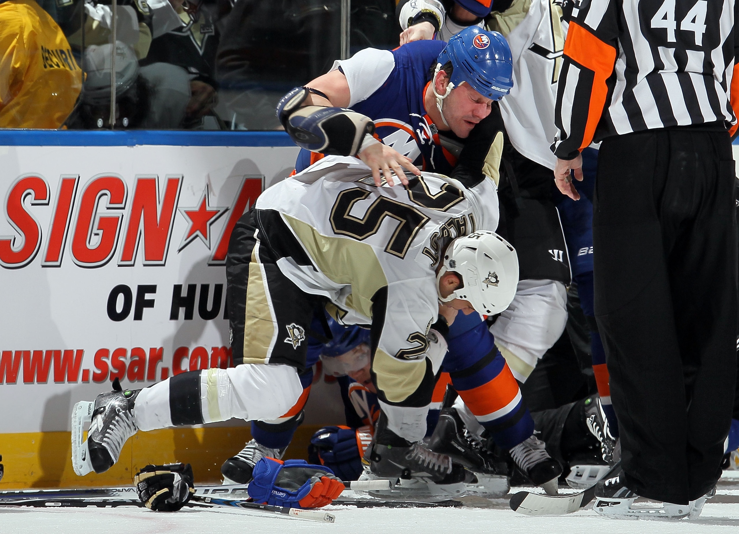 UNIONDALE, NY - FEBRUARY 11:  Zenon Konopka #28 of the New York Islanders fights Maxime Talbot #25 of the Pittsburgh Penguins in the third period on February 11, 2011 at Nassau Coliseum in Uniondale, New York. The Isles defeated the Pens 9-3.  (Photo by J