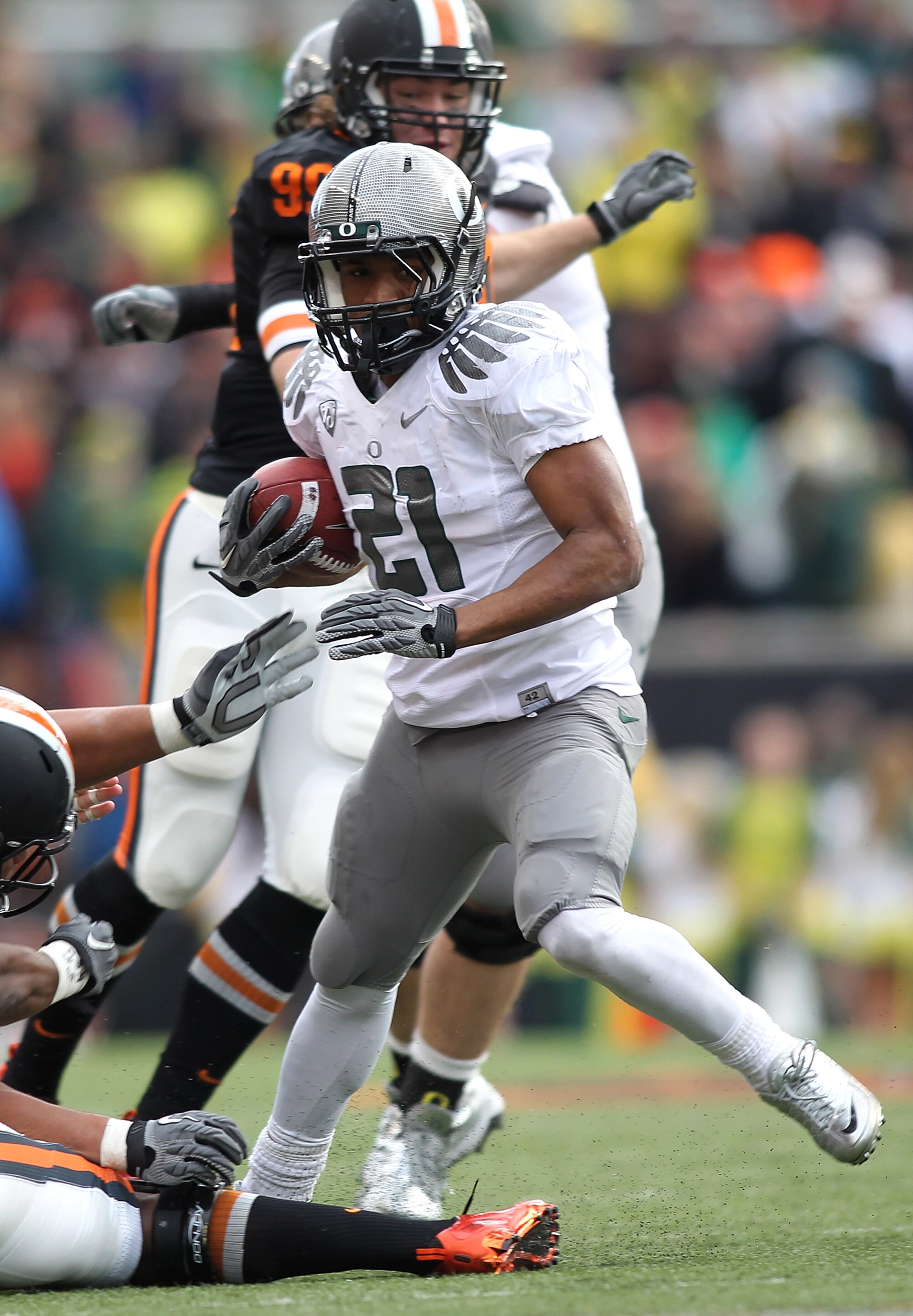 CORVALLIS, OR - DECEMBER 04:  LaMichael James #21 of the Oregon Ducks runs te ball against  the Oregon State Beavers during the 114th Civil War on December 4, 2010 at the Reser Stadium in Corvallis, Oregon.  (Photo by Jonathan Ferrey/Getty Images)