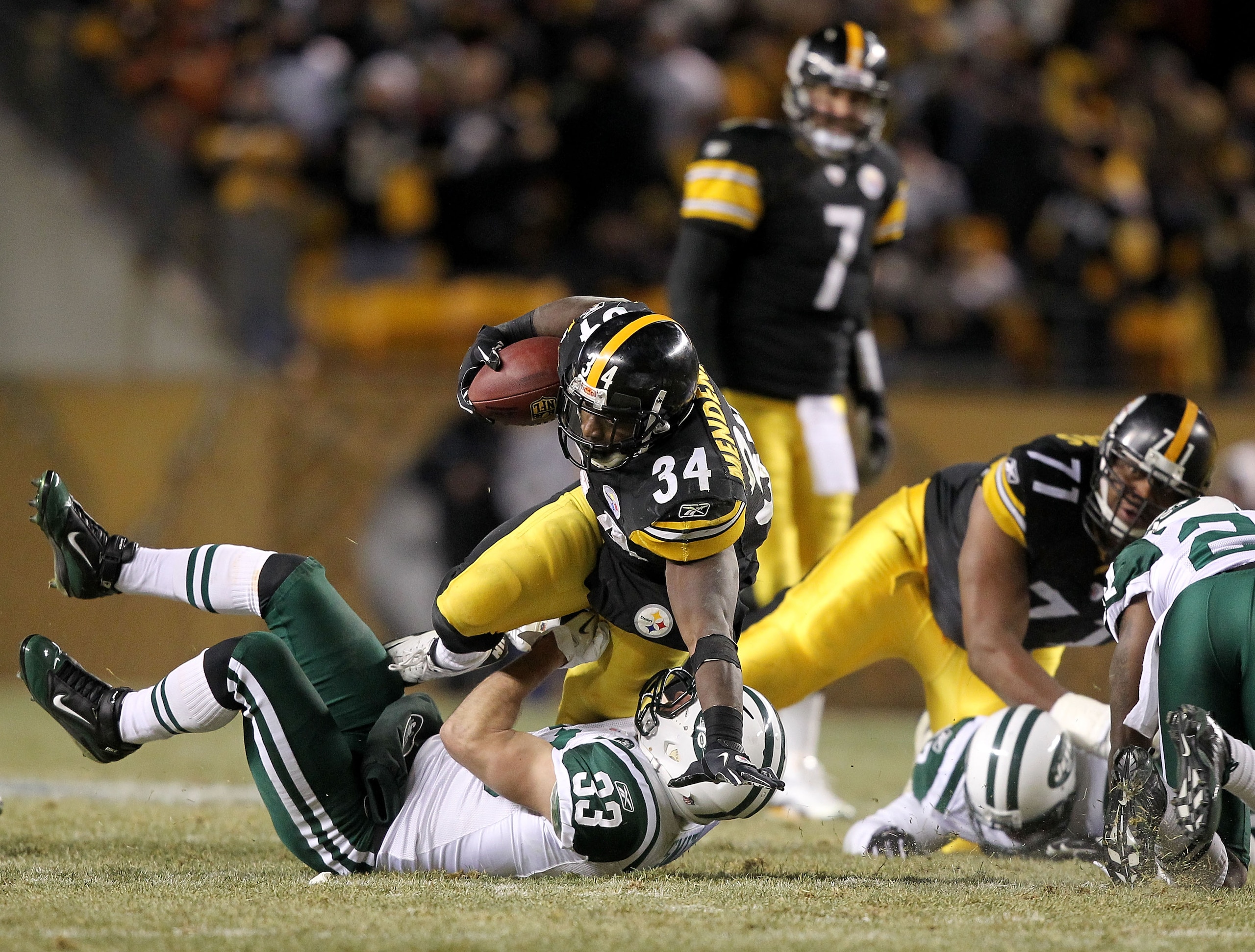 PITTSBURGH, PA - JANUARY 23:  Running back Rashard Mendenhall #34 of the Pittsburgh Steelers runs with the ball against Eric Smith #33 of the New York Jets during the 2011 AFC Championship game at Heinz Field on January 23, 2011 in Pittsburgh, Pennsylvani