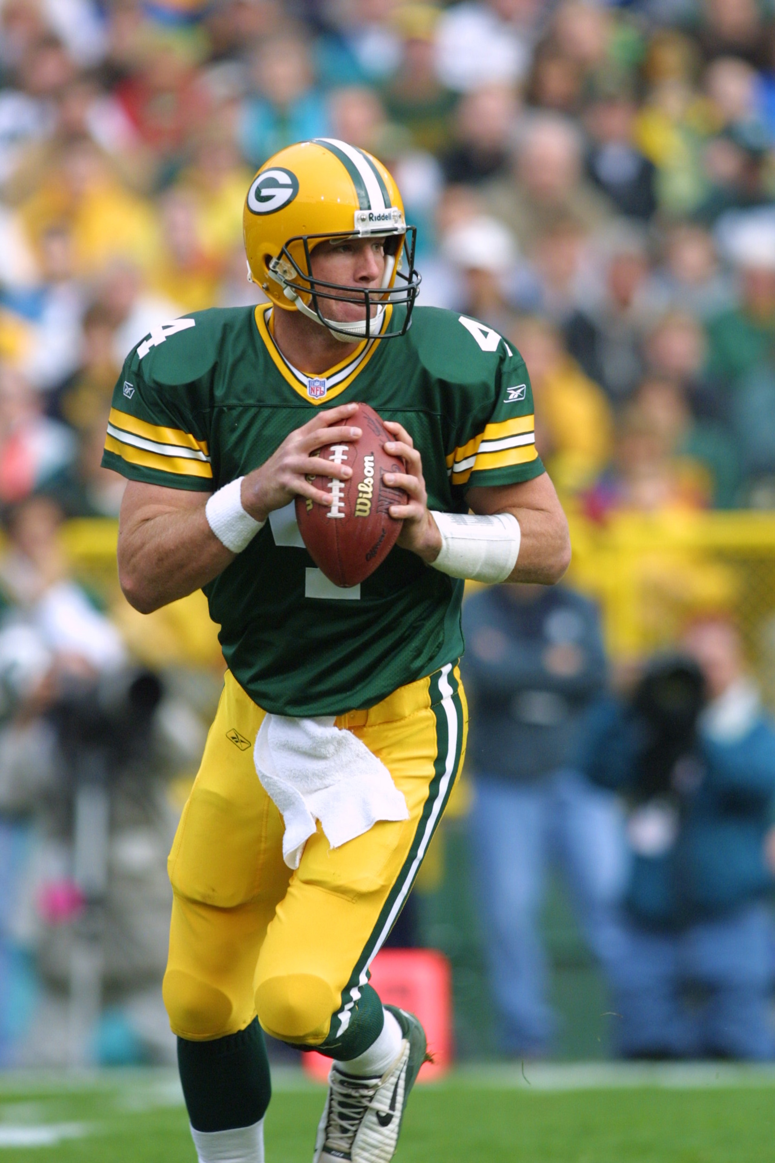 18 Nov 2001 : Quarterback Brett Favre of the Green Bay Packers carries the ball during the game against the Atlanta Falcons at Lambeau Field in Green Bay, Wisconsin. The Falcons won 23-20. DIGITAL IMAGE. Mandatory Credit: Jeff Gross/Allsport 18 Nov 2001 : Quarterback Brett Favre of the Green Bay Packers carries the ball during the game against the Atlanta Falcons at Lambeau Field in Green Bay, Wisconsin. The Falcons won 23-20. DIGITAL IMAGE. Mandatory Credit: Jeff Gross/Allsport