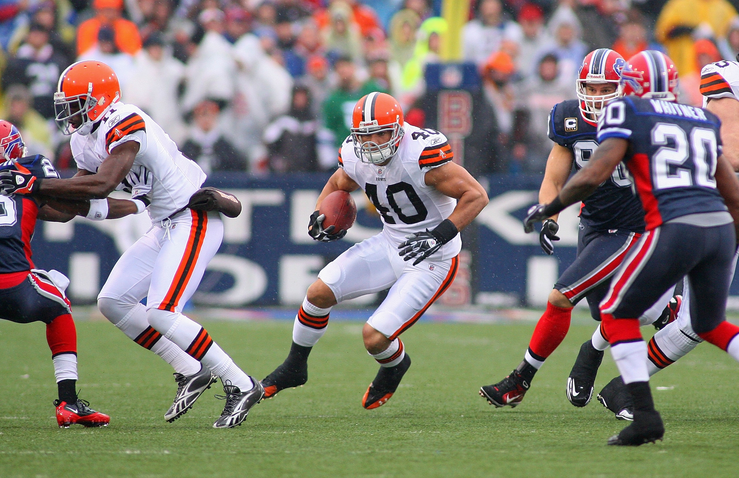 ORCHARD PARK, NY - DECEMBER 12:  Peyton Hillis #40 of the Cleveland Browns runs against the Buffalo Bills at Ralph Wilson Stadium on December 12, 2010 in Orchard Park, New York. Buffalo won 13-6.  (Photo by Rick Stewart/Getty Images)