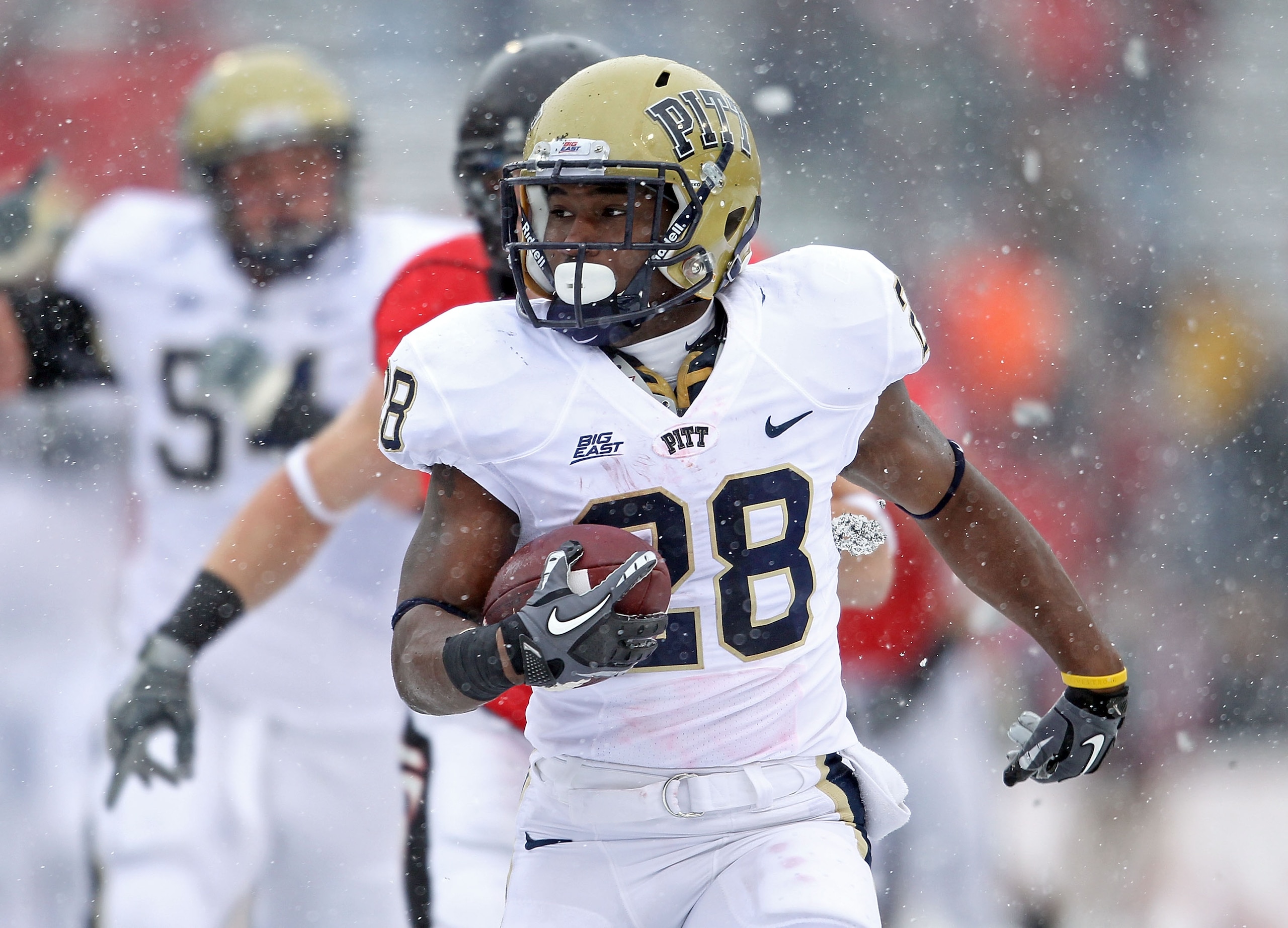 CINCINNATI, OH - DECEMBER 04: Dion Lewis #28 of the Pittsburgh Panthers runs with the ball during the Big East Conference game against the Cincinnati Bearcats at Nippert Stadium on December 4, 2010 in Cincinnati, Ohio. Pittsburgh won 28-10. (Photo by A CINCINNATI, OH - DECEMBER 04: Dion Lewis #28 of the Pittsburgh Panthers runs with the ball during the Big East Conference game against the Cincinnati Bearcats at Nippert Stadium on December 4, 2010 in Cincinnati, Ohio. Pittsburgh won 28-10. (Photo by A