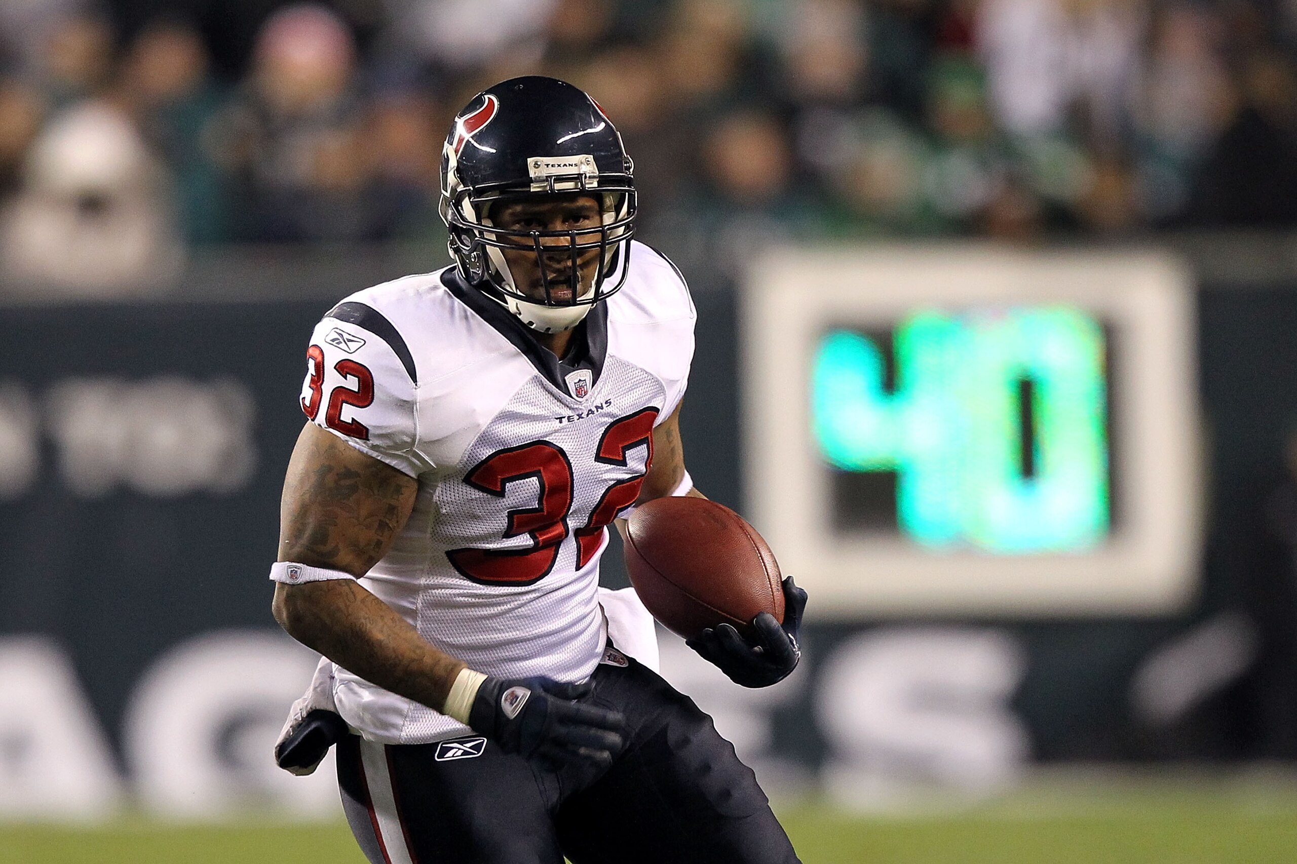 PHILADELPHIA, PA - DECEMBER 02: Derrick Ward #32 of the Houston Texans runs the ball against the Philadelphia Eagles at Lincoln Financial Field on December 2, 2010 in Philadelphia, Pennsylvania. The Eagles won 34-24. (Photo by Al Bello/Getty Images) PHILADELPHIA, PA - DECEMBER 02: Derrick Ward #32 of the Houston Texans runs the ball against the Philadelphia Eagles at Lincoln Financial Field on December 2, 2010 in Philadelphia, Pennsylvania. The Eagles won 34-24. (Photo by Al Bello/Getty Images)