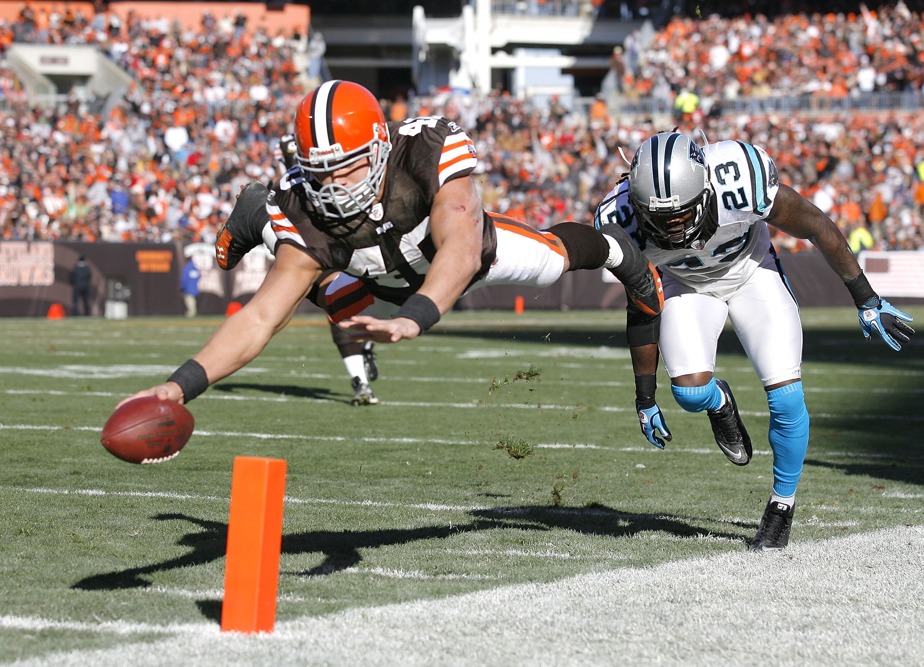 CLEVELAND - NOVEMBER 28:  Running back Peyton Hillis #40 of the Cleveland Browns scores a touchdown in front of safety Sherrod Martin #23 of the Carolina Panthers at Cleveland Browns Stadium on November 28, 2010 in Cleveland, Ohio.  (Photo by Matt Sulliva