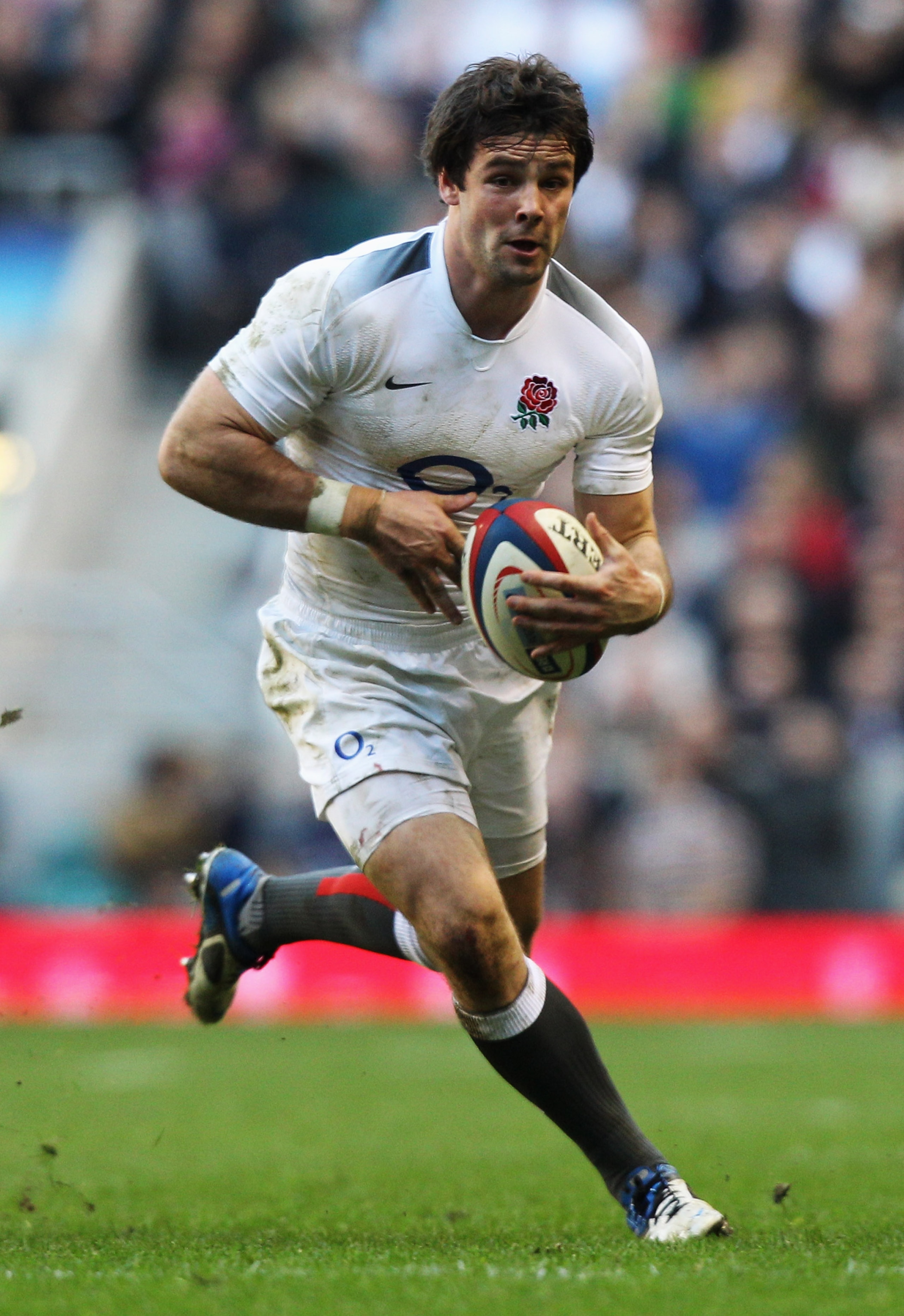 LONDON, ENGLAND - FEBRUARY 12:  Ben Foden of England runs with the ball during the RBS 6 Nations Championship match between England and Italy at Twickenham Stadium on February 12, 2011 in London, England.  (Photo by David Rogers/Getty Images)