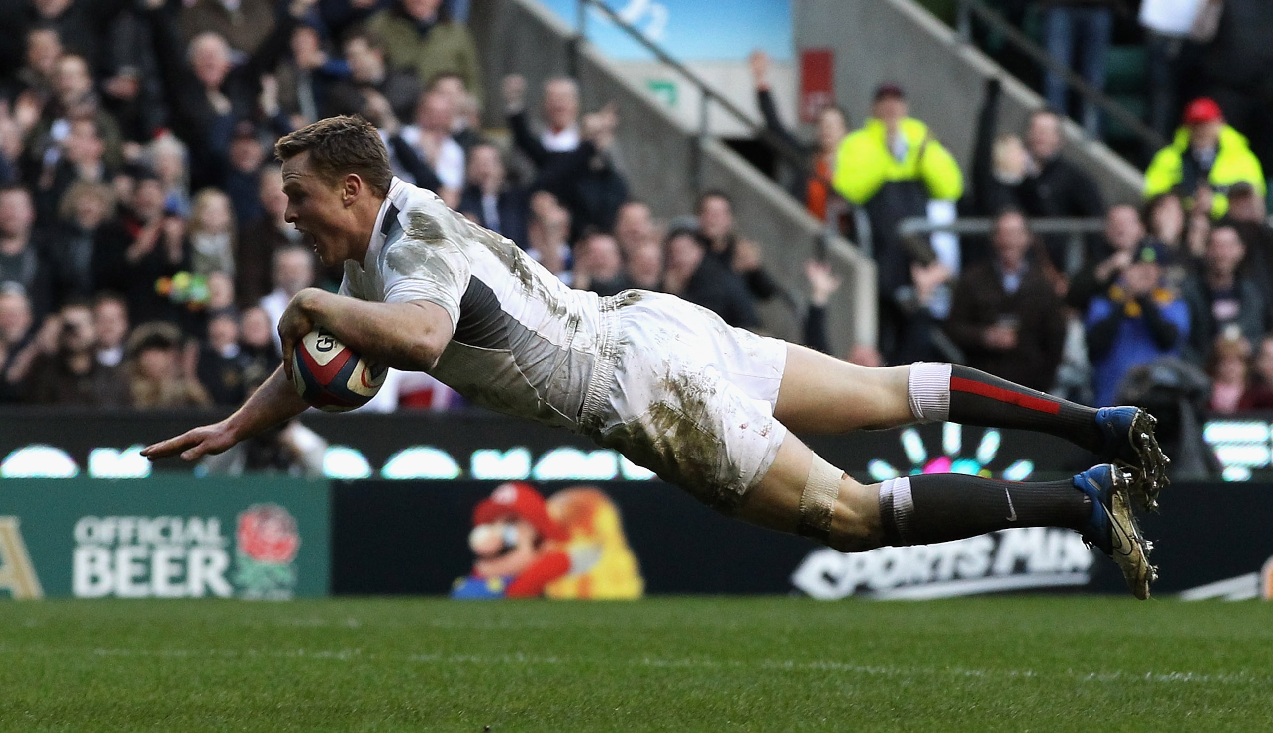 LONDON, ENGLAND - FEBRUARY 12:  Chris Ashton of England dives over for his fourth try during the RBS Six Nations match between England and Italy at Twickenham Stadium in London, England  (Photo by David Rogers/Getty Images)