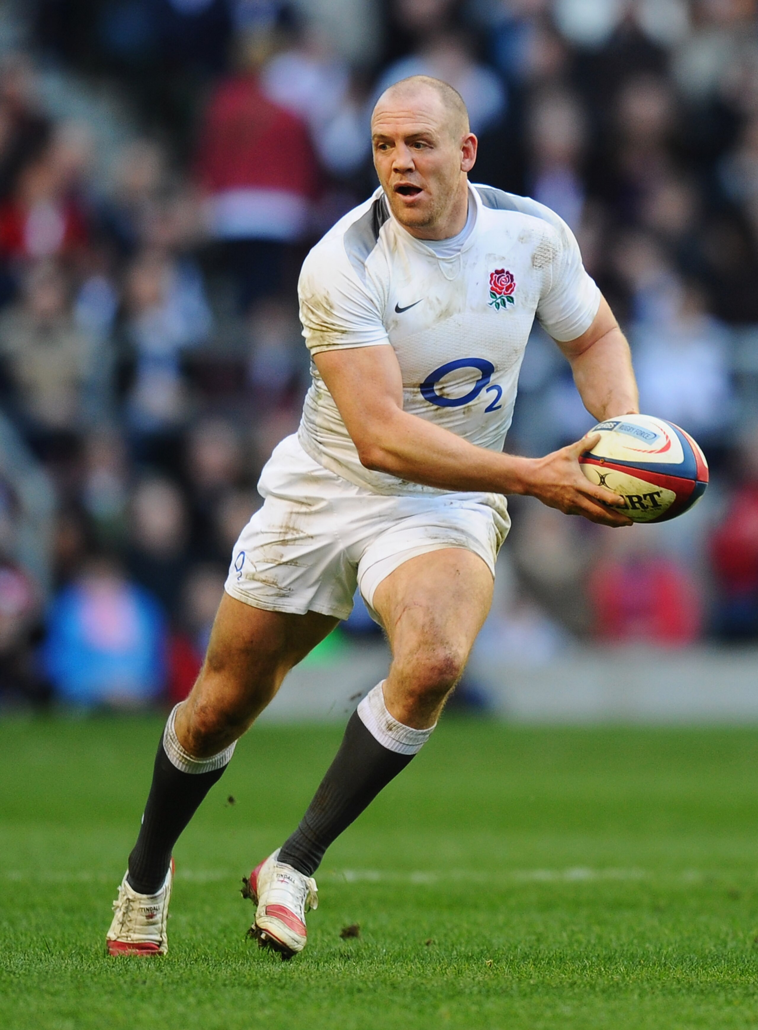 LONDON, ENGLAND - FEBRUARY 12:  Mike Tindall of England runs with the ball during the RBS 6 Nations Championship match between England and Italy at Twickenham Stadium on February 12, 2011 in London, England.  (Photo by Mike Hewitt/Getty Images)