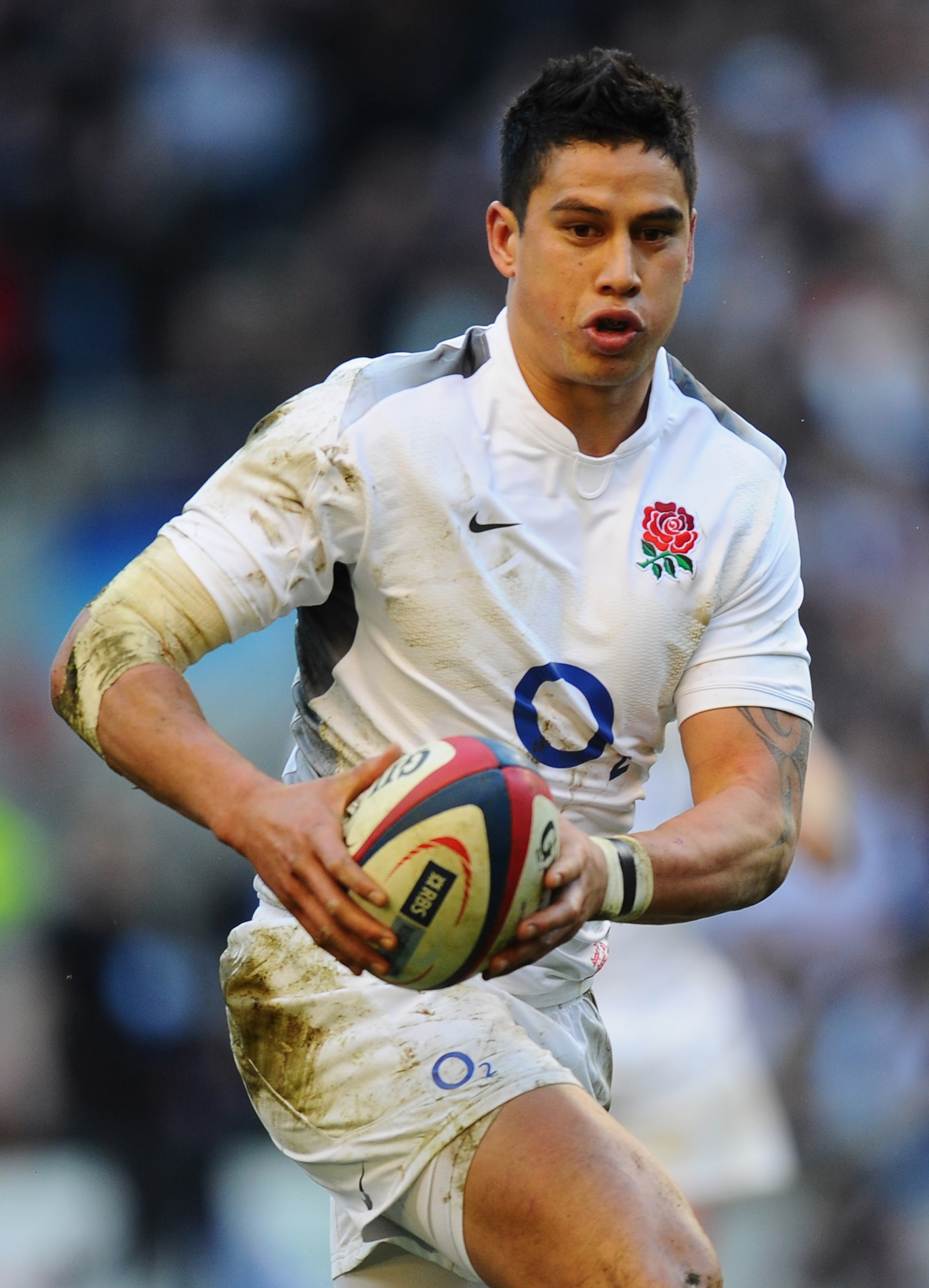 LONDON, ENGLAND - FEBRUARY 12:  Shontayne Hape of England runs with the ball during the RBS 6 Nations Championship match between England and Italy at Twickenham Stadium on February 12, 2011 in London, England.  (Photo by Mike Hewitt/Getty Images)