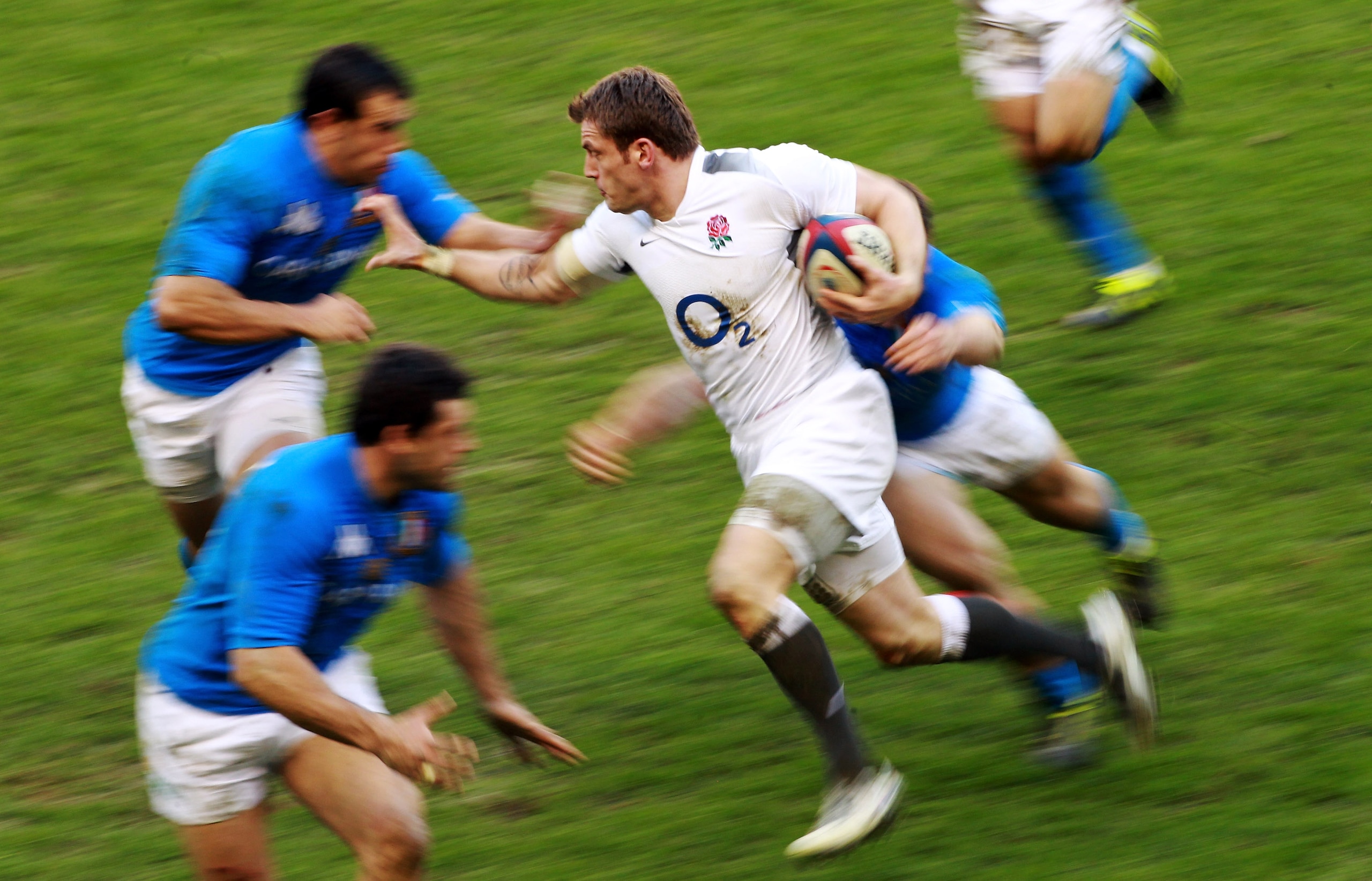 LONDON, ENGLAND - FEBRUARY 12:  Mark Cueto of England races through Italian tacklers during the RBS 6 Nations Championship match between England and Italy at Twickenham Stadium on February 12, 2011 in London, England.  (Photo by Warren Little/Getty Images