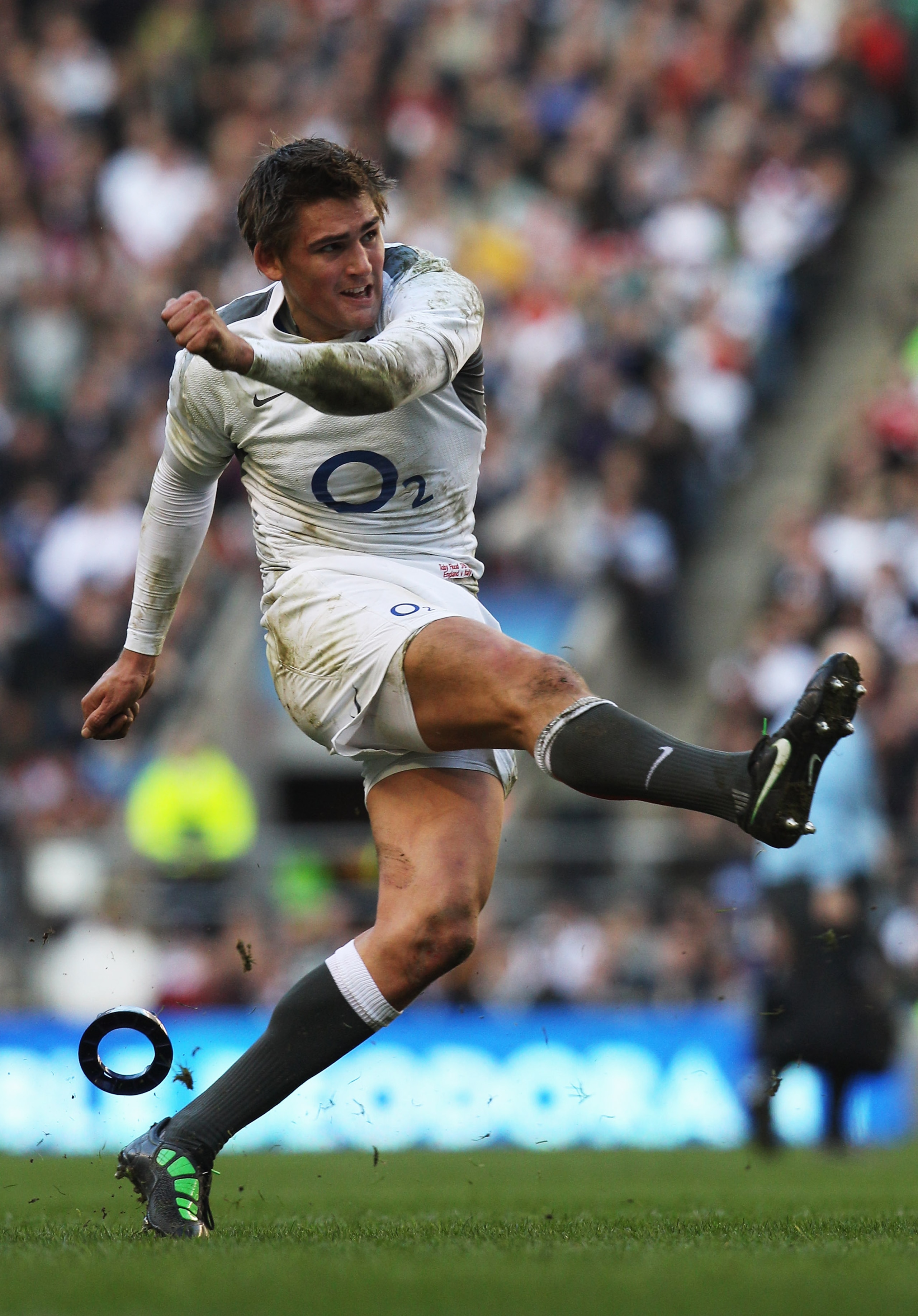 LONDON, ENGLAND - FEBRUARY 12:  Toby Flood of England kicks for goal during the RBS 6 Nations Championship match between England and Italy at Twickenham Stadium on February 12, 2011 in London, England.  (Photo by David Rogers/Getty Images)
