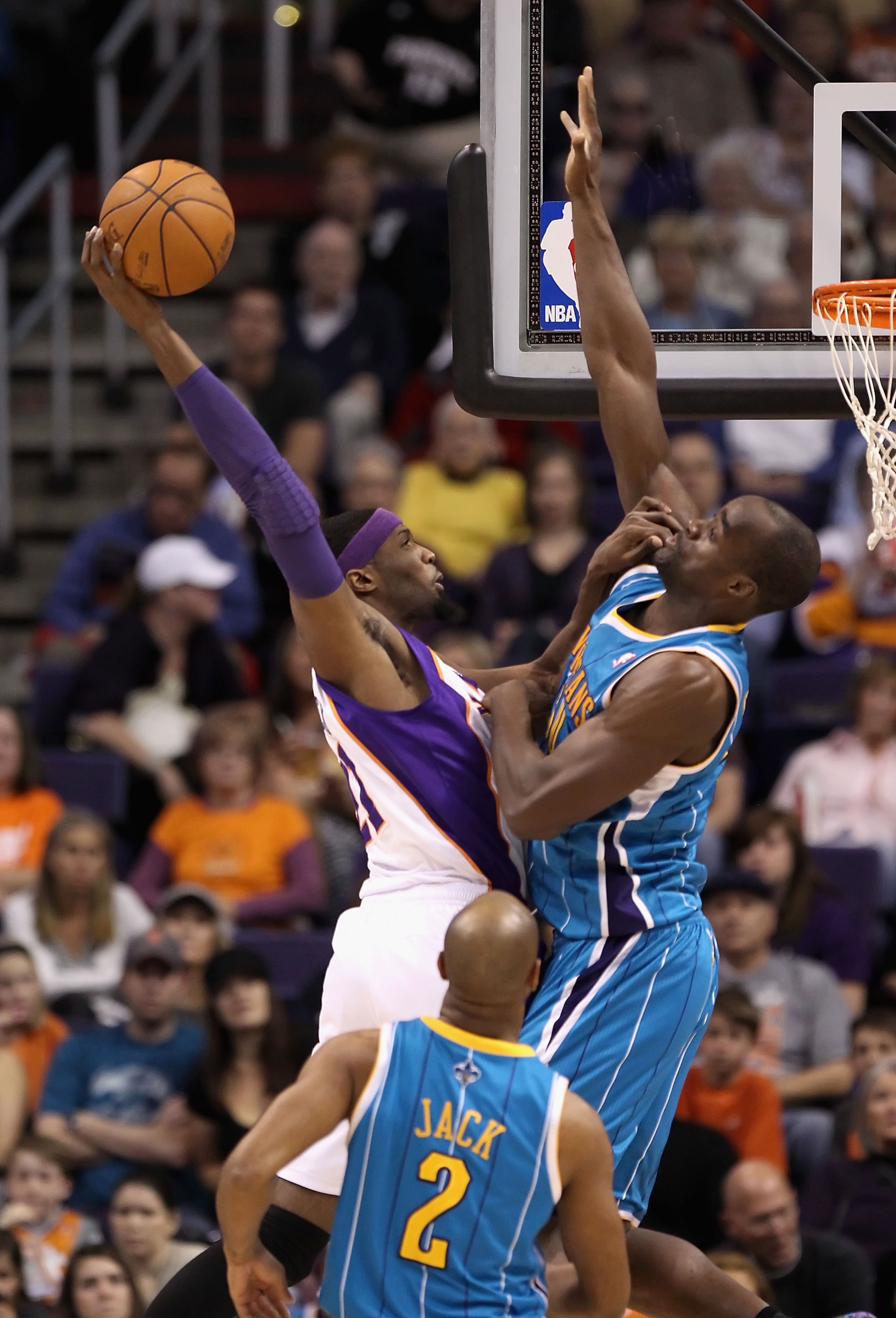 PHOENIX, AZ - JANUARY 30:  Hakim Warrick #21 of the Phoenix Suns slam dunks the ball against Emeka Okafor #50 of the New Orleans Hornets during the NBA game at US Airways Center on January 30, 2011 in Phoenix, Arizona. The Suns defeated the Hornets 104-10
