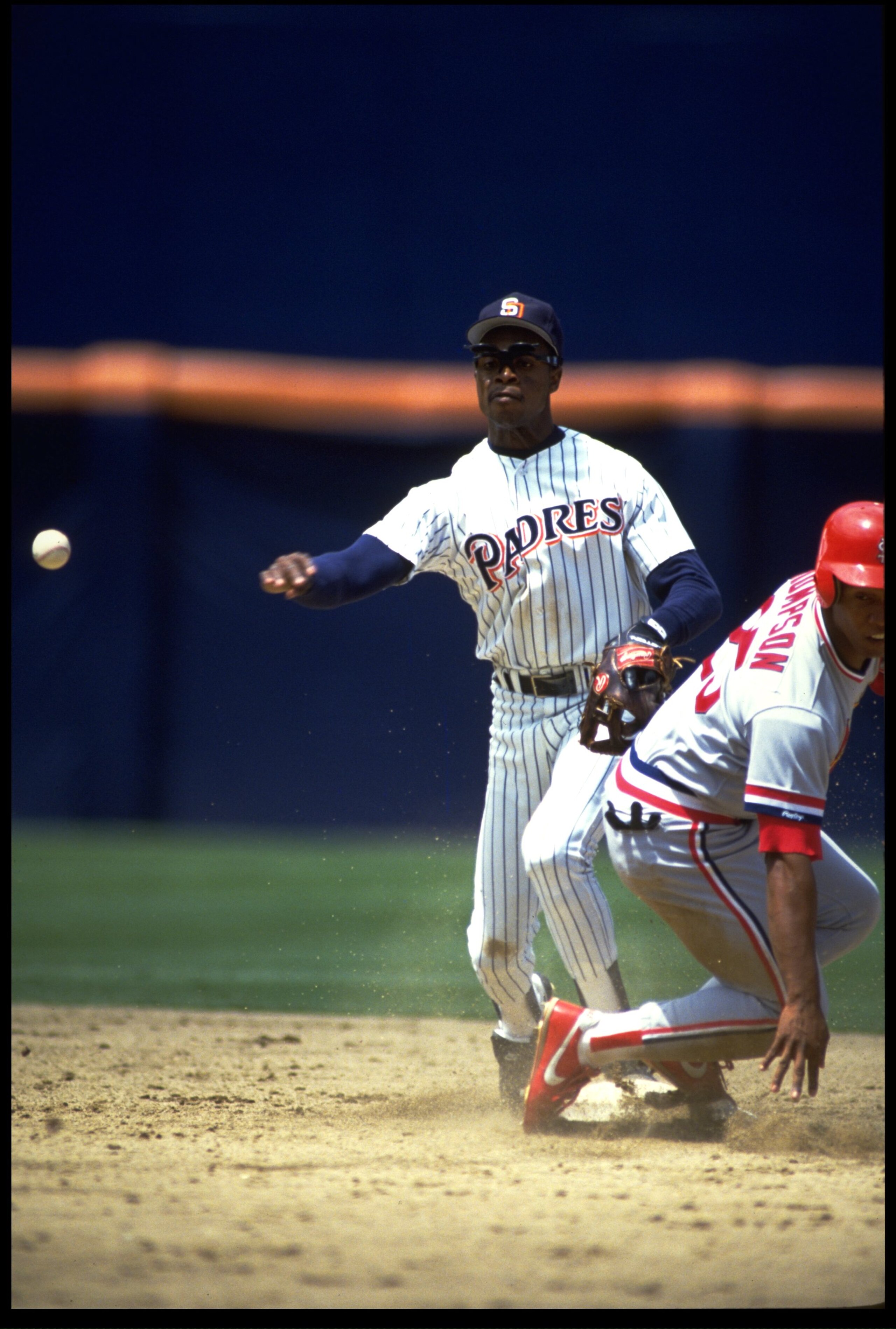 SAN DIEGO PADRES INFIELDER TONY FERNANDEZ TURNS A DOUBLE PLAY DURING THE PADRES VERSUS ST. LOUIS CARDINALS GAME AT JACK MURPHY STADIUM IN SAN DIEGO, CALIFORNIA. MANDATORY CREDIT: STEPHEN DUNN/ALLSPOR