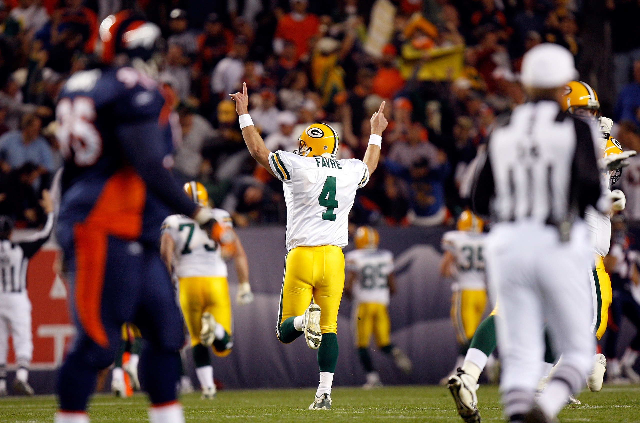 DENVER - OCTOBER 29: Quarterback Brett Favre #4 of the Green Bay Packers celebrates a play against the Denver Broncos at Invesco Field at Mile High on September 23, 2007 in Denver, Colorado. The Jaguars won 23-14  (Photo by Allen Kee/Getty Images)