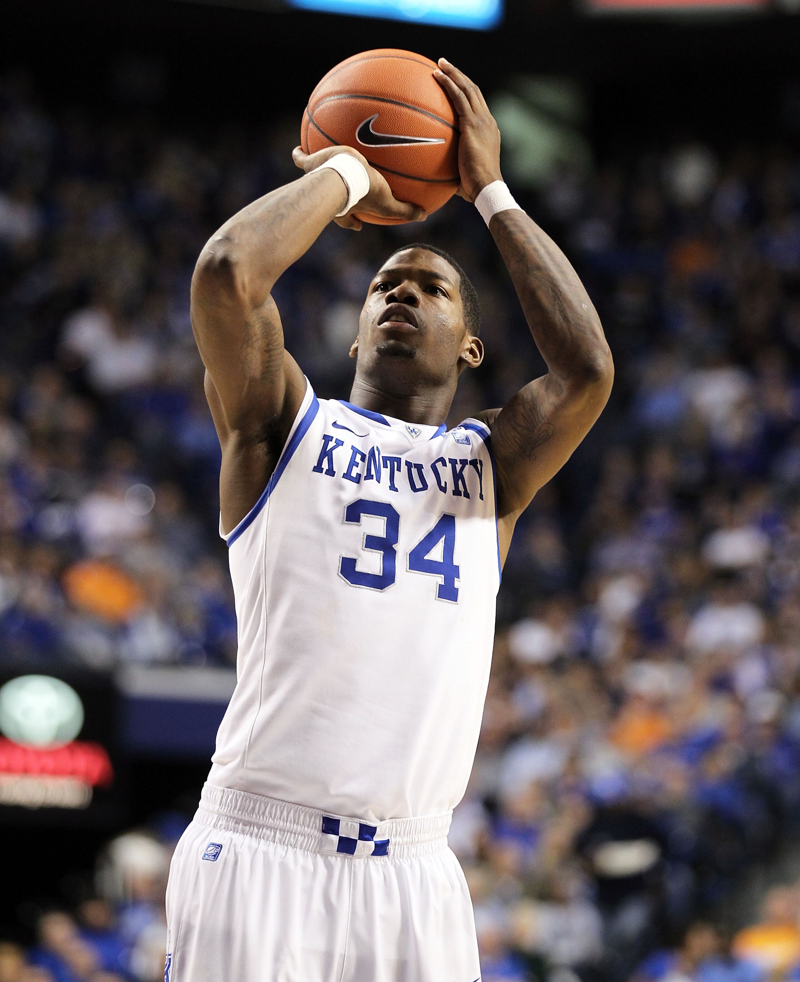 LEXINGTON, KY - FEBRUARY 08:  DeAndre Liggins #34 of the Kentucky Wildcats shoots the ball during the SEC game against the Tennessee Volunteers at Rupp Arena on February 8, 2011 in Lexington, Kentucky.  Kentucky won 73-61.  (Photo by Andy Lyons/Getty Imag
