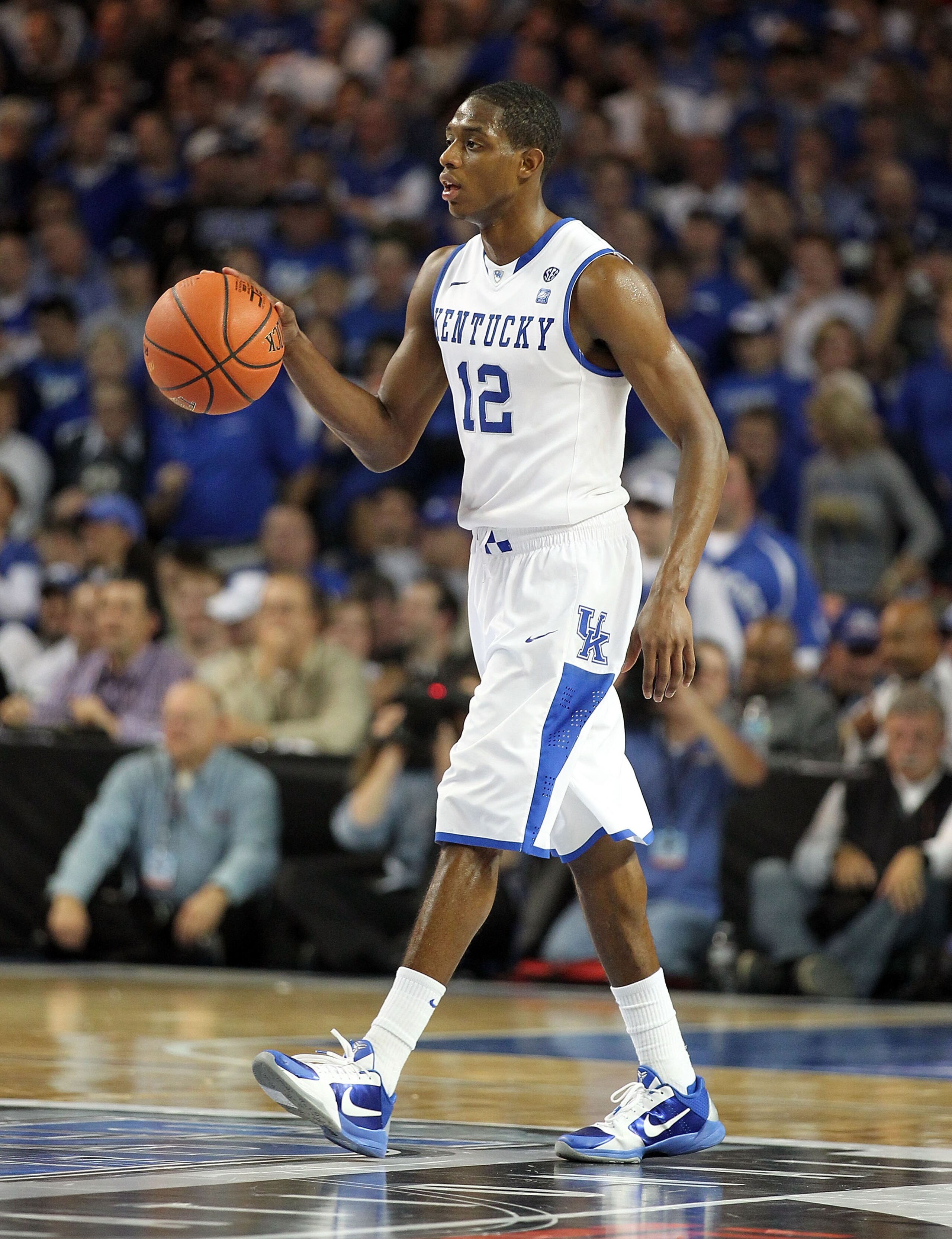 LOUISVILLE, KY - DECEMBER 08:  Brandon Knight #12 of the Kentucky Wildcats dribbles the ball during the game against the Notre Dame Fighting Irish in the 2010 DIRECTV SEC/BIG EAST Invitational at Freedom Hall on December 8, 2010 in Louisville, Kentucky.