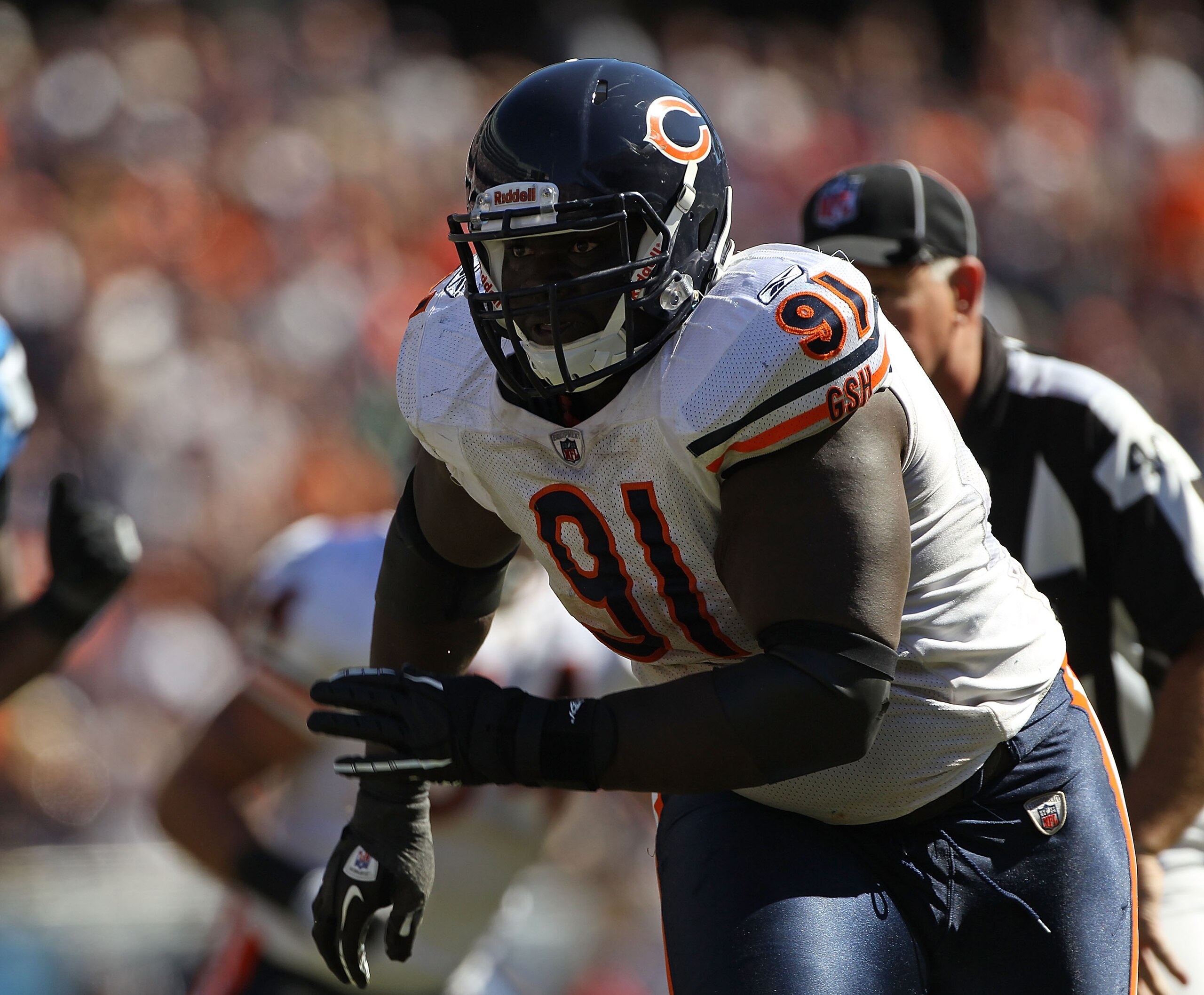 CHICAGO - SEPTEMBER 12: Tommie Harris #91 of the Chicago Bears pressures Shaun Hill of the Detroit Lions during the NFL season opening game at Soldier Field on September 12, 2010 in Chicago, Illinois. The Bears defeated the Lions 19-14. (Photo by Jonathan