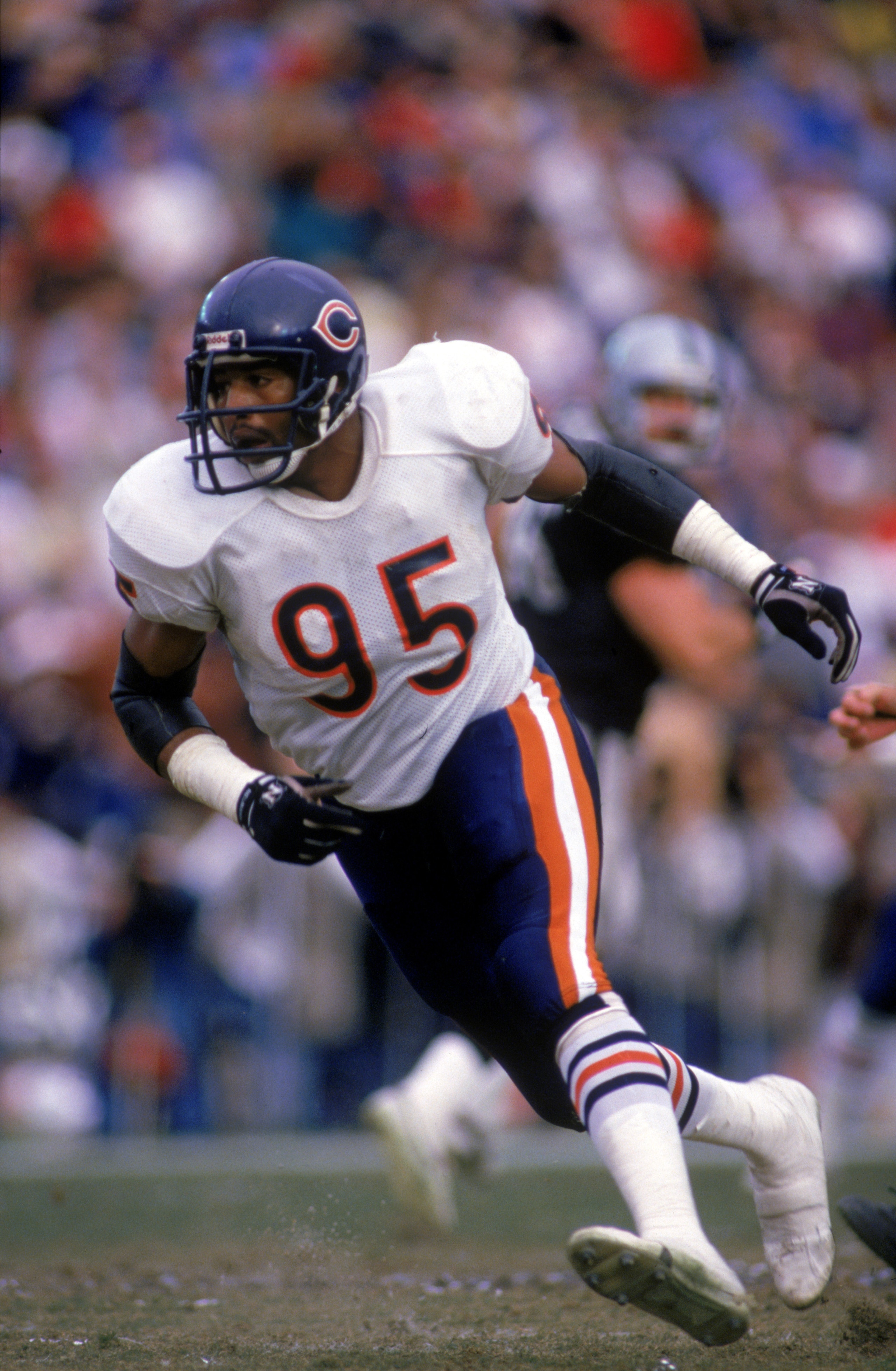 LOS ANGELES - DECEMBER:  Defensive end Richard Dent #95 of the Chicago Bears runs on the field during a game against the Los Angeles Raiders at Los Angeles Memorial Coliseum on December of 1987 in Los Angeles, California.  The Bears won 6-3.  (Photo by Mi