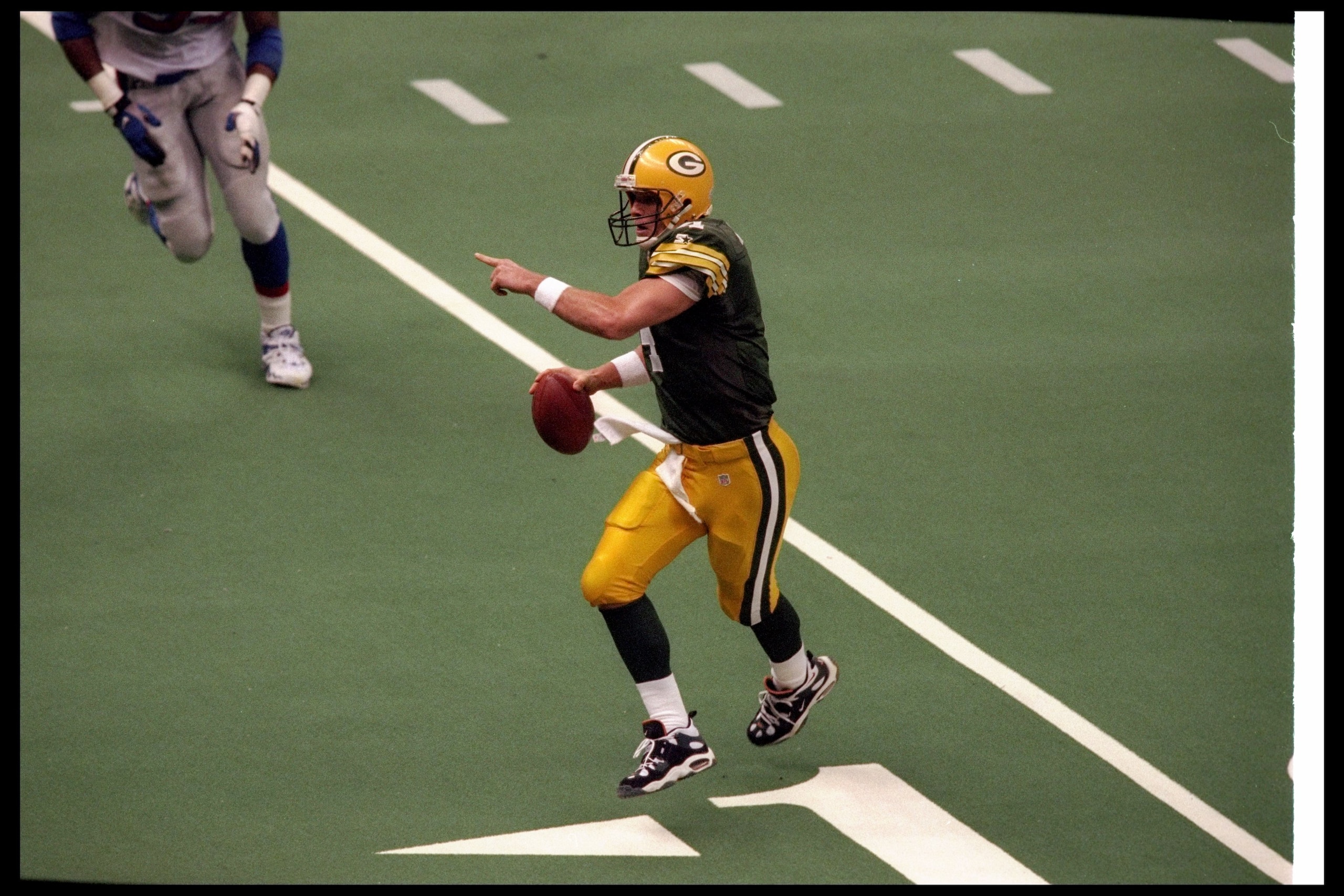 26 Jan 1997:  Quarterback Brett Favre of the Green Bay Packers runs with the ball during Super Bowl XXXI against the New England Patriots at the Superdome in New Orleans, Louisiana.  The Packers won the game, 35-21. Mandatory Credit: Stephen Dunn  /Allspo