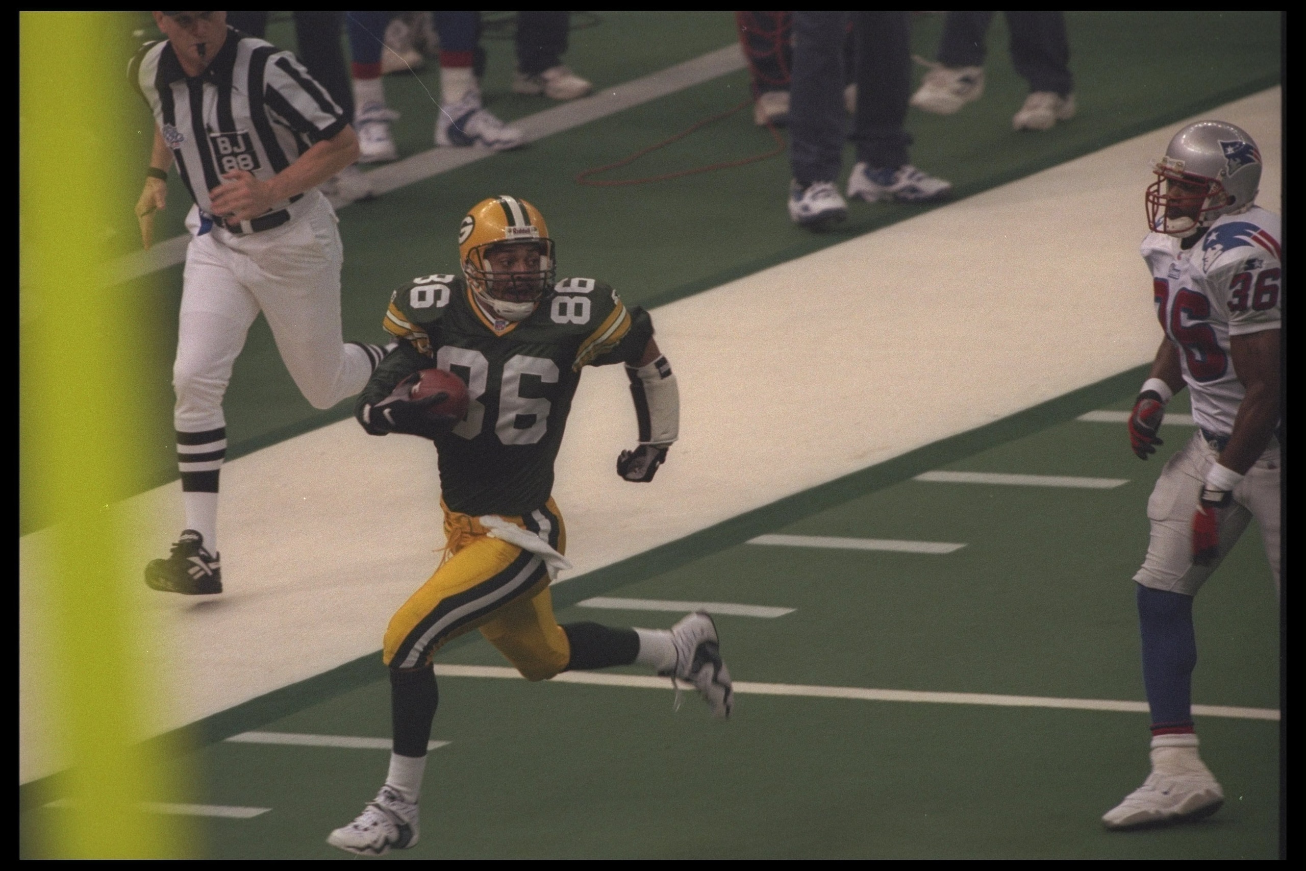 26 Jan 1997:  Wide receiver Antonio Freeman of the Green Bay Packers scores a touchdown on an 81 yard reception from quarterback Brett Favre at 14:04 in the second quarter during the Green Bay Packers versus the New England Patriots in  Super Bowl XXXI at