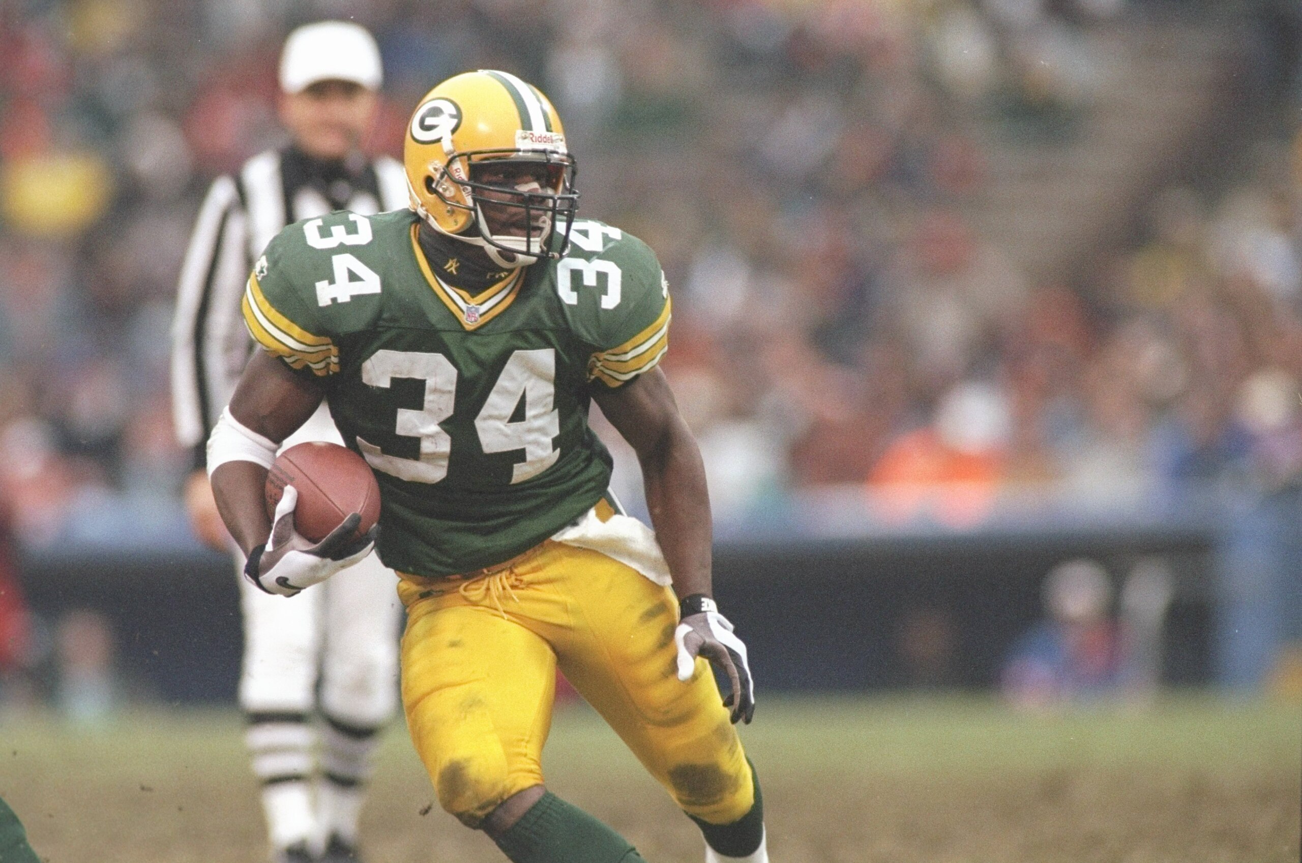 19 Nov 1995: Running back Edgar Bennett of the Green Bay Packers moves the ball during a game against the Cleveland Browns at Cleveland Stadium in Cleveland, Ohio. The Packers won the game, 31-20.