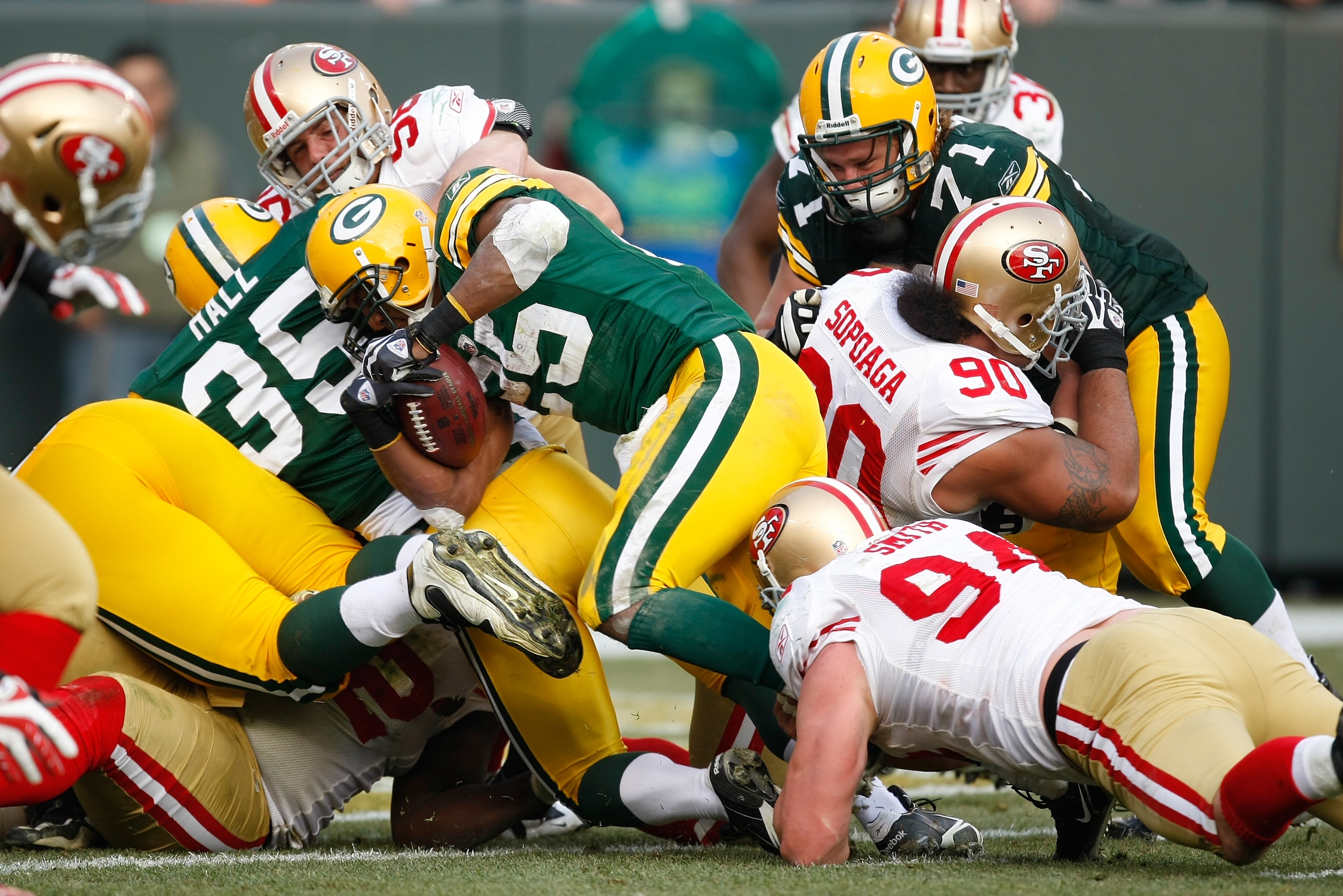 GREEN BAY, WI - NOVEMBER 22: Running back Ryan Grant #25 of the Green Bay Packers runs with the football for a touchdown against the San Francisco 49ers at Lambeau Field on November 22, 2009 in Green Bay, Wisconsin. The Packers defeated the 49ers 30-24. (