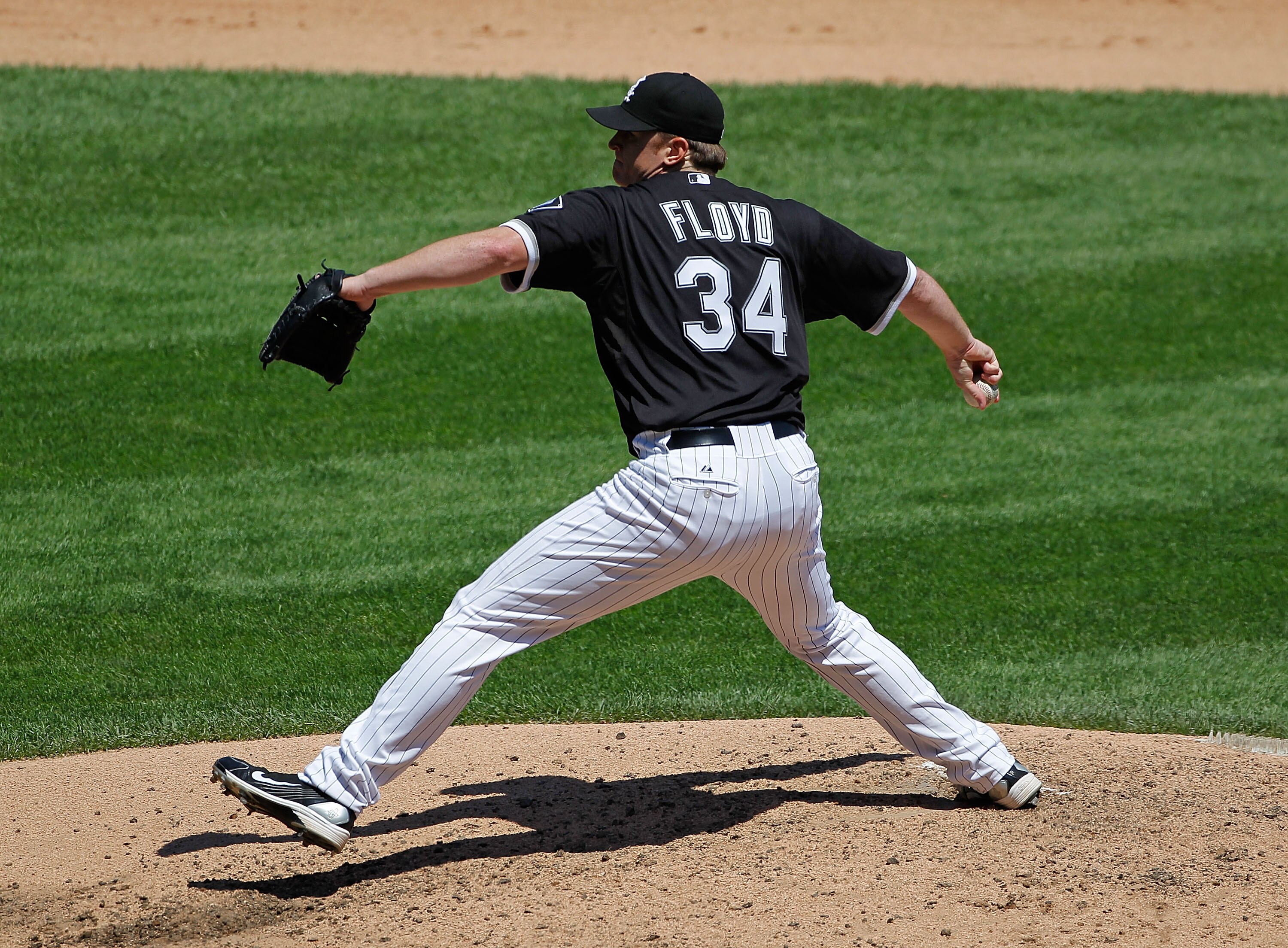 CHICAGO - JUNE 24: Starting pitcher Gavin Floyd #34 of the Chicago White Sox delivers the ball against the Atlanta Braves at U.S. Cellular Field on June 24, 2010 in Chicago, Illinois. The White Sox defeated the Braves 2-0. (Photo by Jonathan Daniel/Getty