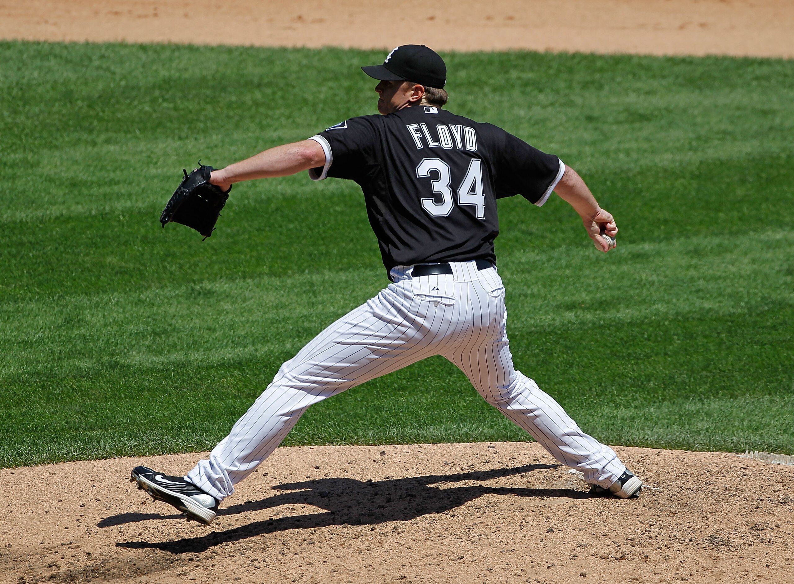 CHICAGO - JUNE 24: Starting pitcher Gavin Floyd #34 of the Chicago White Sox delivers the ball against the Atlanta Braves at U.S. Cellular Field on June 24, 2010 in Chicago, Illinois. The White Sox defeated the Braves 2-0. (Photo by Jonathan Daniel/Getty