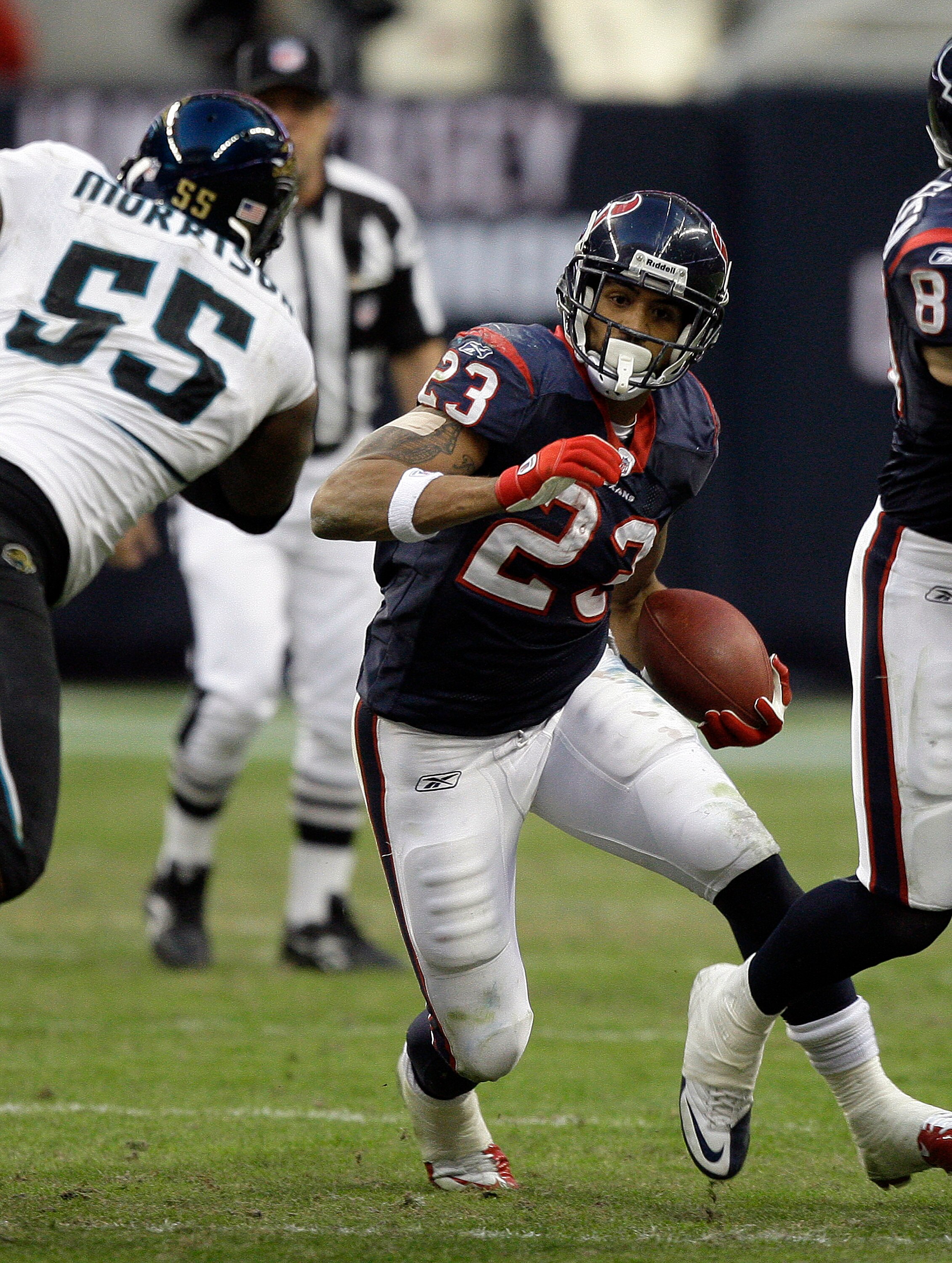 HOUSTON - JANUARY 02:  Running back Arian Foster #23 of the Houston Texans rushes past linebacker Kirk Morrison  #52 of the Jacksonville Jaguars at Reliant Stadium on January 2, 2011 in Houston, Texas.  (Photo by Bob Levey/Getty Images)