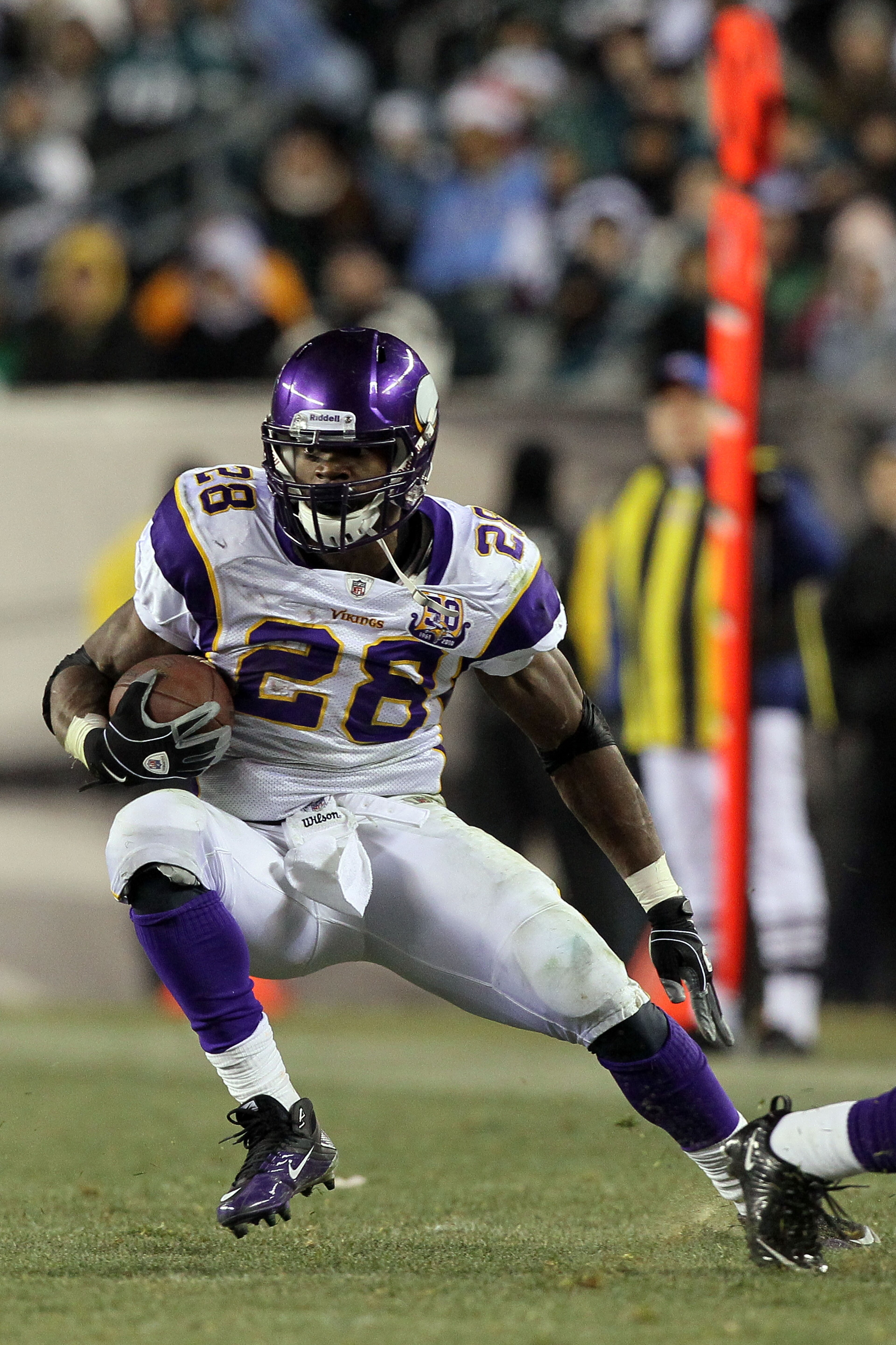 PHILADELPHIA, PA - DECEMBER 28: Adrian Peterson #28 of the Minnesota Vikings runs against the Philadelphia Eagles at Lincoln Financial Field on December 28, 2010 in Philadelphia, Pennsylvania. (Photo by Jim McIsaac/Getty Images)