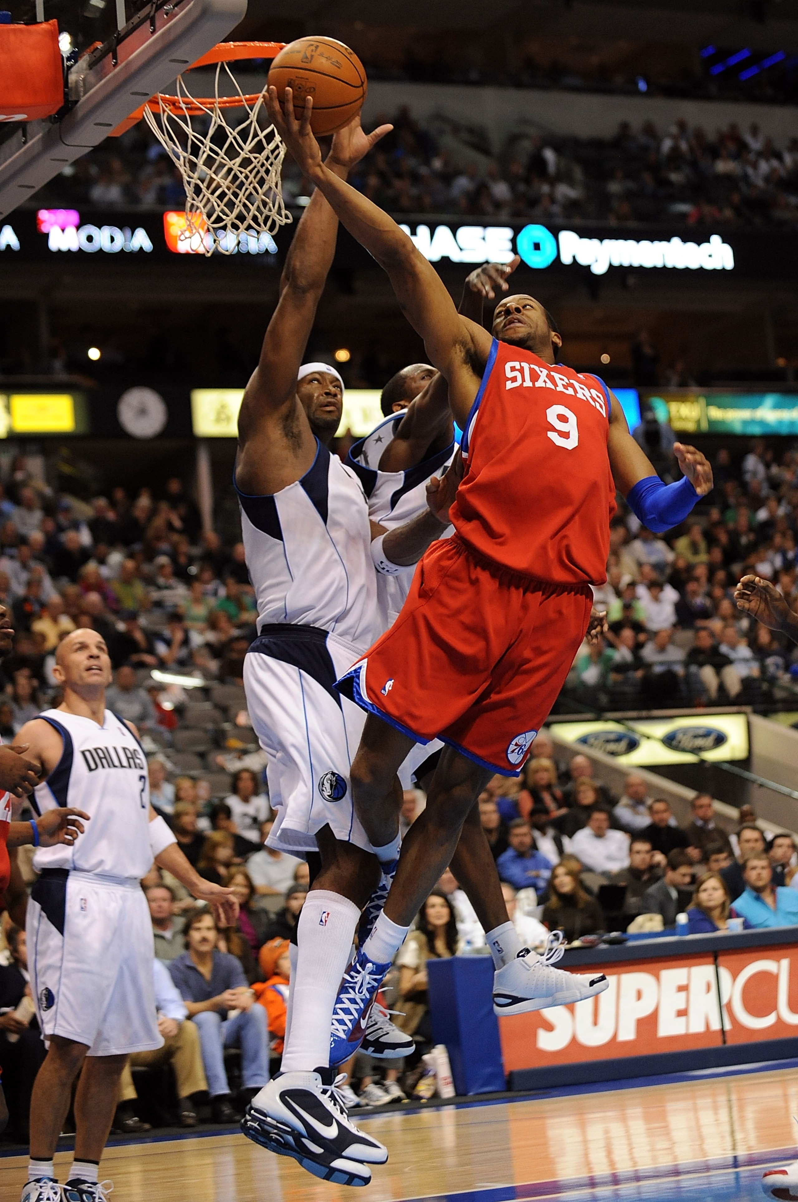 DALLAS - NOVEMBER 30: Guard Andre Iguodala #9 of the Philadelphia 76ers takes a shot against Erick Dampier #25 of the Dallas Mavericks on November 30, 2009 at American Airlines Center in Dallas, Texas. NOTE TO USER: User expressly acknowledges and agree DALLAS - NOVEMBER 30: Guard Andre Iguodala #9 of the Philadelphia 76ers takes a shot against Erick Dampier #25 of the Dallas Mavericks on November 30, 2009 at American Airlines Center in Dallas, Texas. NOTE TO USER: User expressly acknowledges and agree