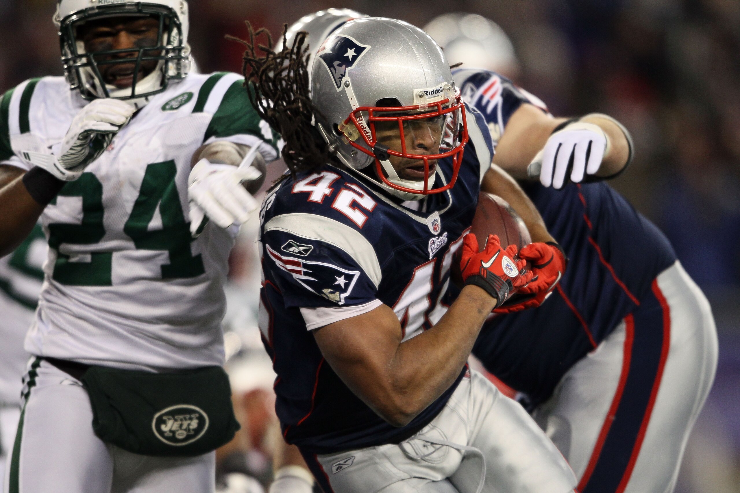 FOXBORO, MA - DECEMBER 06: BenJarvus Green-Ellis #42 of the New England Patriots runs for a 1-yard touchdown in thefirst quarter against the New York Jets at Gillette Stadium on December 6, 2010 in Foxboro, Massachusetts. (Photo by Elsa/Getty Images) FOXBORO, MA - DECEMBER 06: BenJarvus Green-Ellis #42 of the New England Patriots runs for a 1-yard touchdown in thefirst quarter against the New York Jets at Gillette Stadium on December 6, 2010 in Foxboro, Massachusetts. (Photo by Elsa/Getty Images)