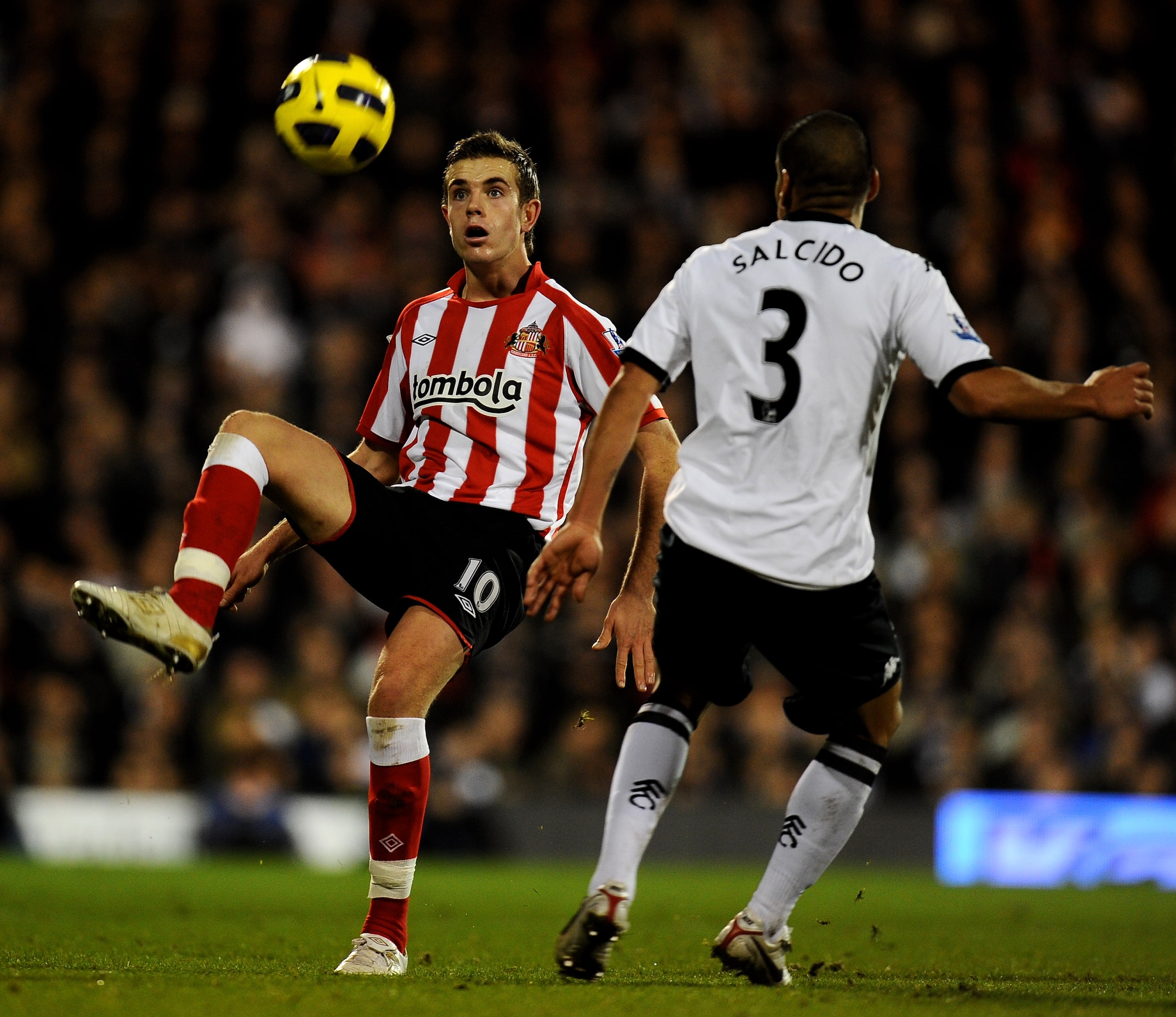 LONDON, ENGLAND - DECEMBER 11:  Jordan Henderson (L) of Sunderland controls the ball as Carlos Salcido of Fulham looks on during the Barclays Premier League match between Fulham and Sunderland at Craven Cottage on December 11, 2010 in London, England.  (P