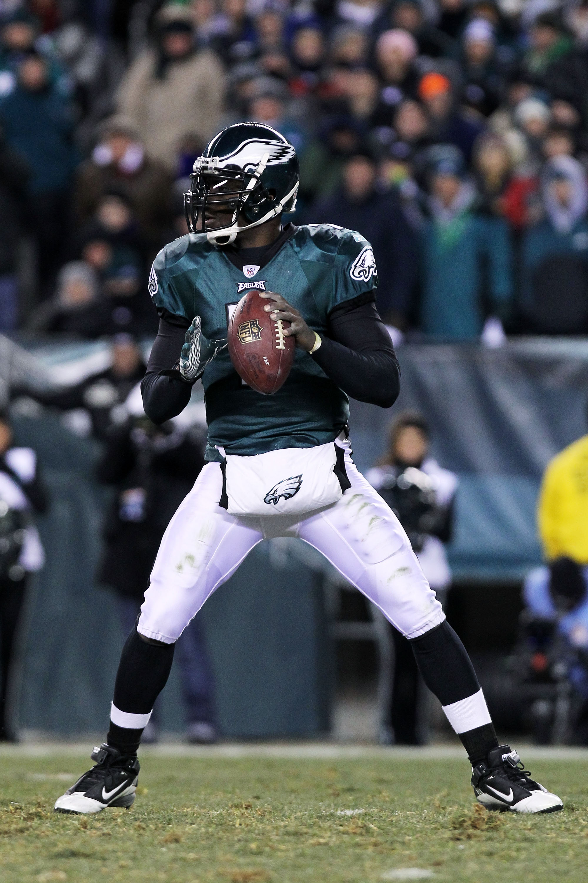 PHILADELPHIA, PA - JANUARY 09:  Michael Vick #7 of the Philadelphia Eagles drops back against the Green Bay Packers during the 2011 NFC wild card playoff game at Lincoln Financial Field on January 9, 2011 in Philadelphia, Pennsylvania.  (Photo by Nick Lah