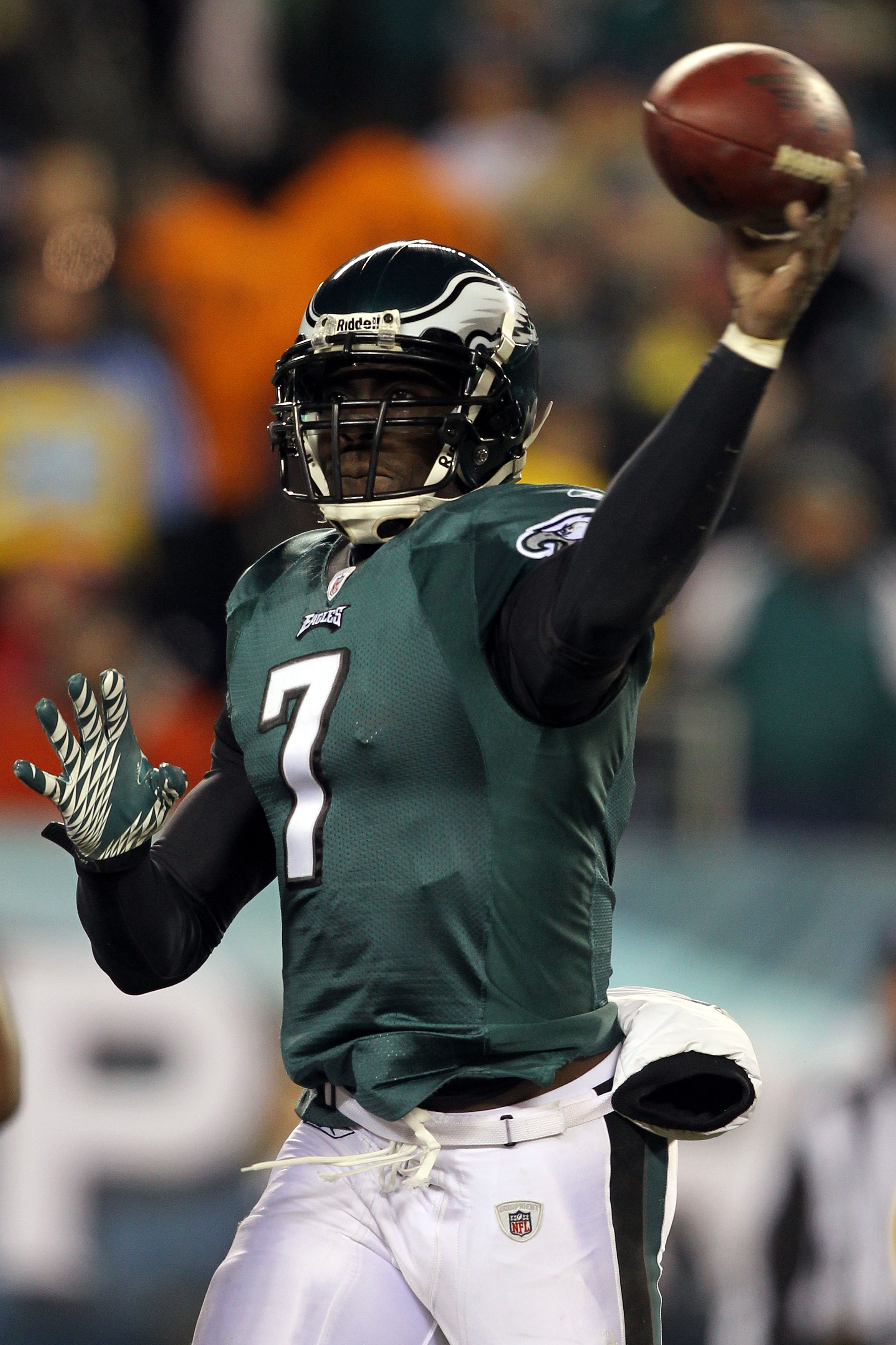 PHILADELPHIA, PA - JANUARY 09:  Michael Vick #7 of the Philadelphia Eagles passes against the Green Bay Packers during the 2011 NFC wild card playoff game at Lincoln Financial Field on January 9, 2011 in Philadelphia, Pennsylvania.  (Photo by Al Bello/Get
