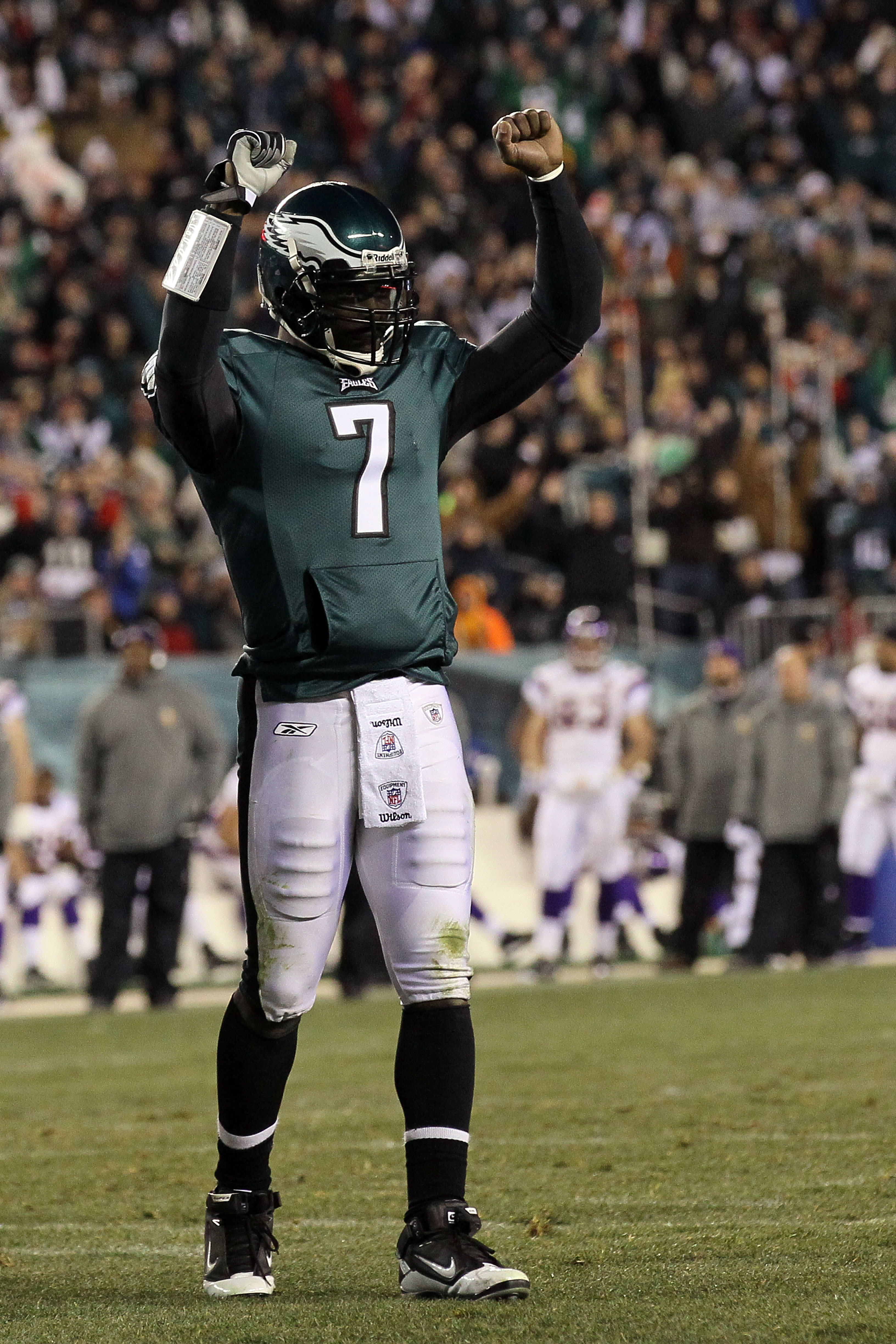 PHILADELPHIA, PA - DECEMBER 28: Michael Vick #7 of the Philadelphia Eagles celebrates after a touchdown against the Minnesota Vikings at Lincoln Financial Field on December 28, 2010 in Philadelphia, Pennsylvania. (Photo by Jim McIsaac/Getty Images)