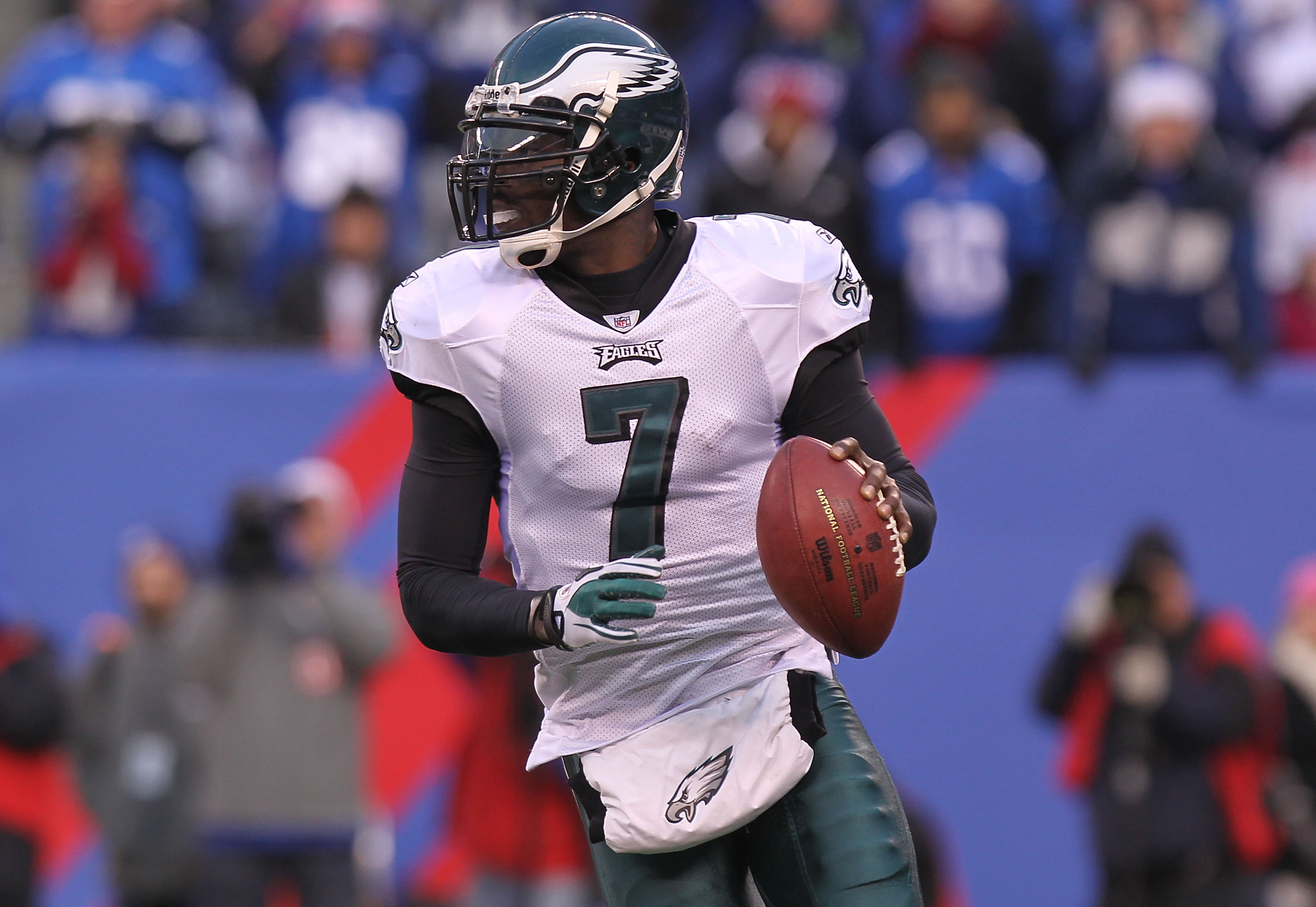 EAST RUTHERFORD, NJ - DECEMBER 19:  Michael Vick #7 of the Philadelphia Eagles passes against the New York Giants at New Meadowlands Stadium on December 19, 2010 in East Rutherford, New Jersey.  (Photo by Nick Laham/Getty Images)
