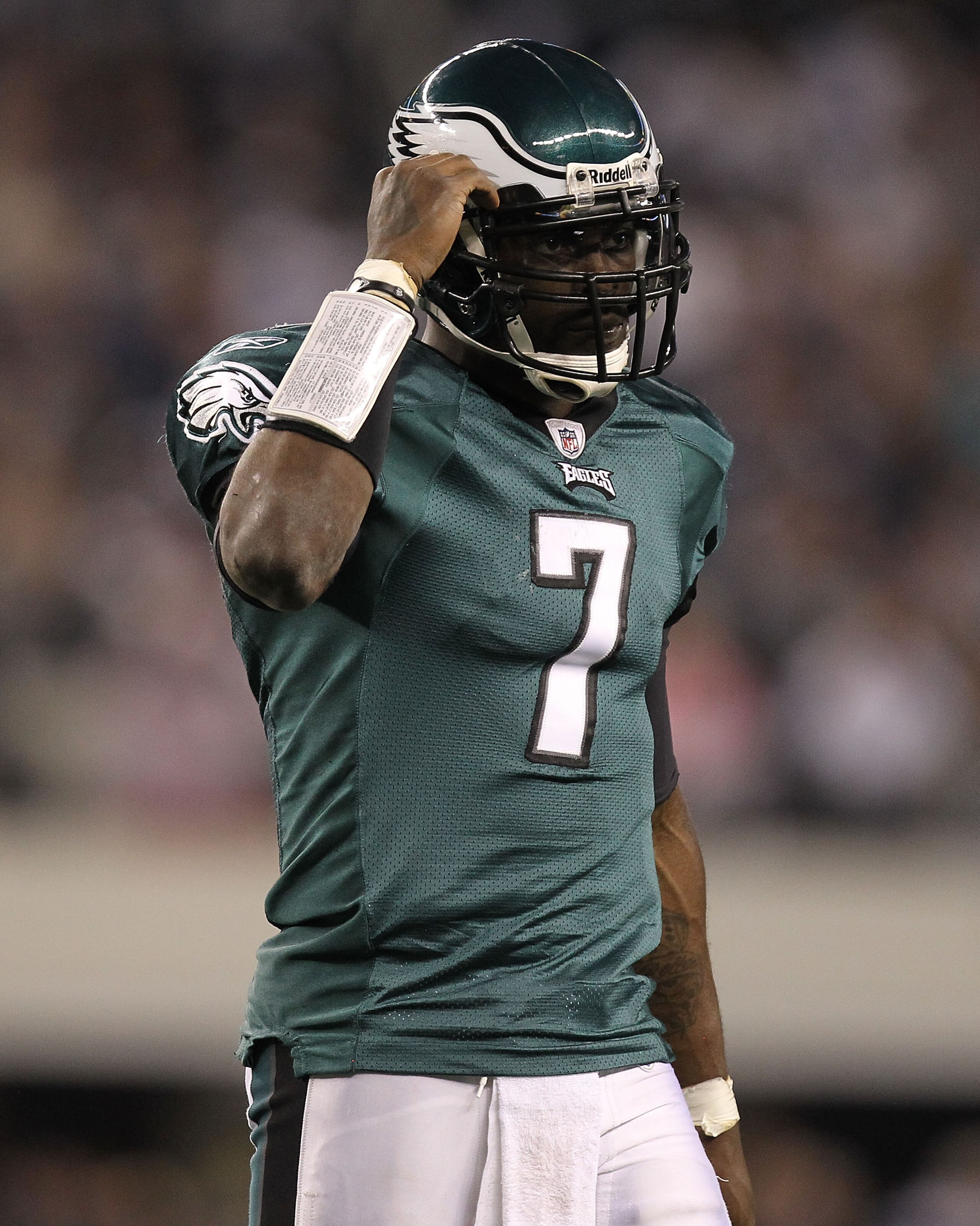 ARLINGTON, TX - DECEMBER 12: Quarterback Michael Vick #7 of the Philadelphia Eagles at Cowboys Stadium on December 12, 2010 in Arlington, Texas. (Photo by Ronald Martinez/Getty Images) ARLINGTON, TX - DECEMBER 12: Quarterback Michael Vick #7 of the Philadelphia Eagles at Cowboys Stadium on December 12, 2010 in Arlington, Texas. (Photo by Ronald Martinez/Getty Images)